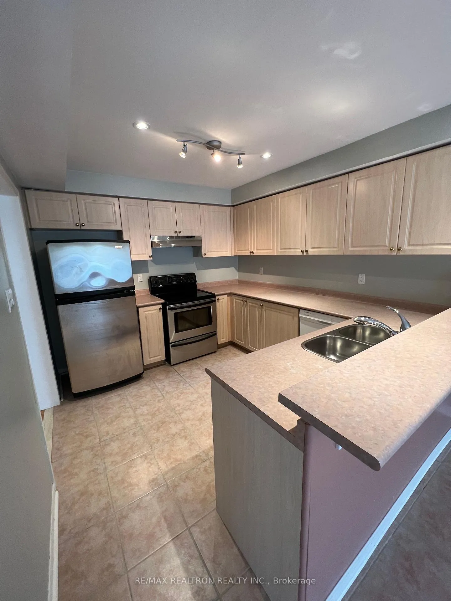 Photo 12 of 37 Kale Crescent, Vaughan, Maple — HOMEH