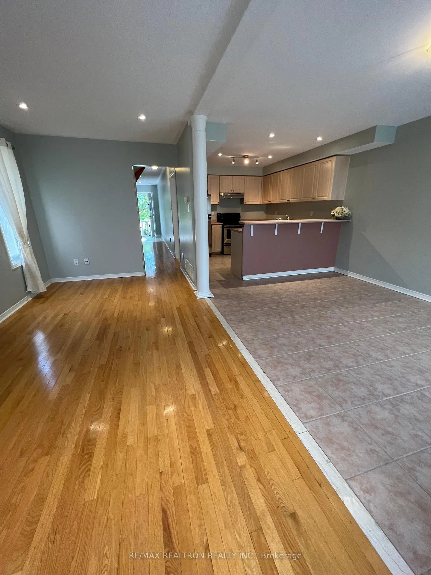 Photo 13 of 37 Kale Crescent, Vaughan, Maple — HOMEH