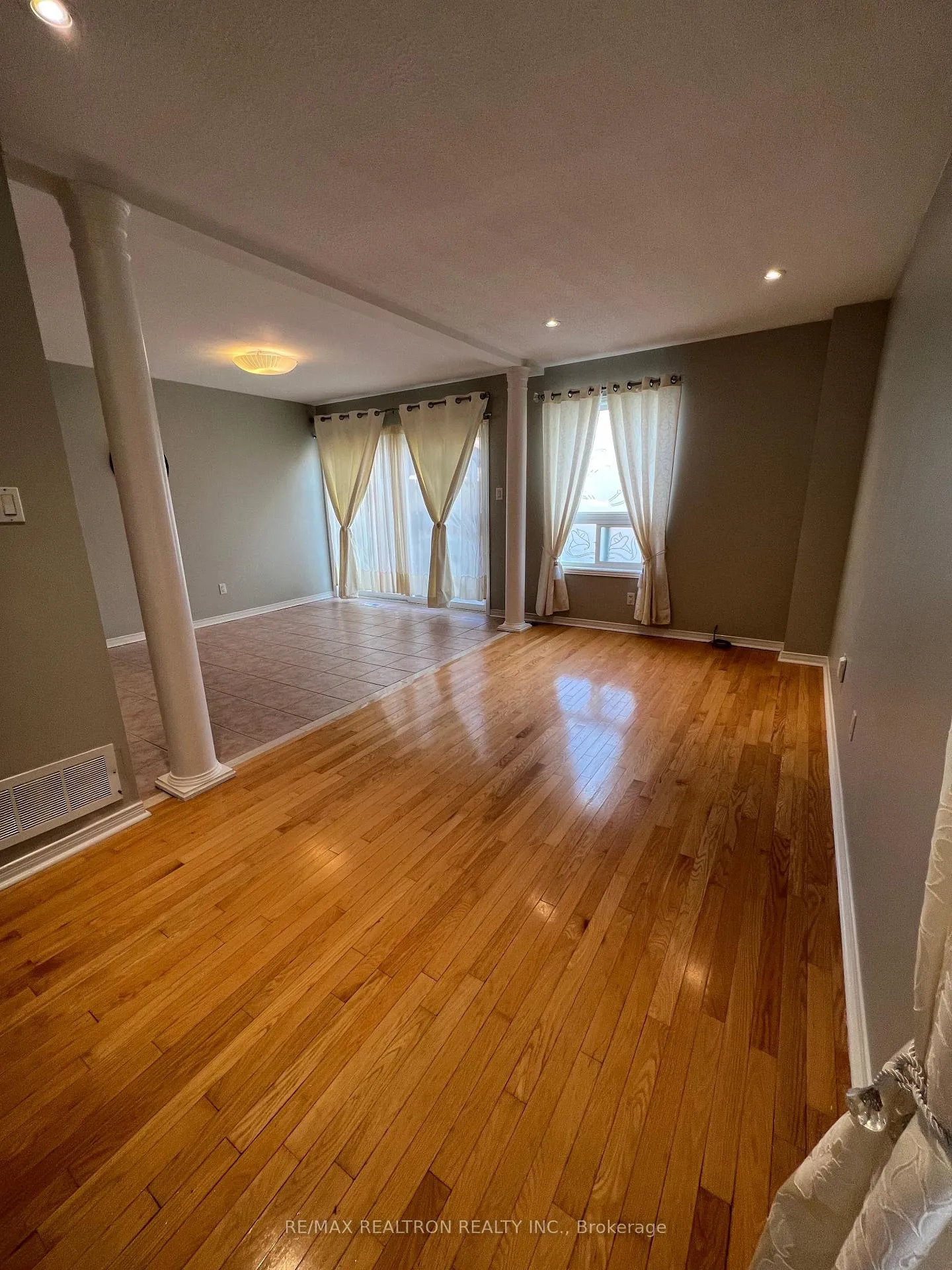 Photo 14 of 37 Kale Crescent, Vaughan, Maple — HOMEH
