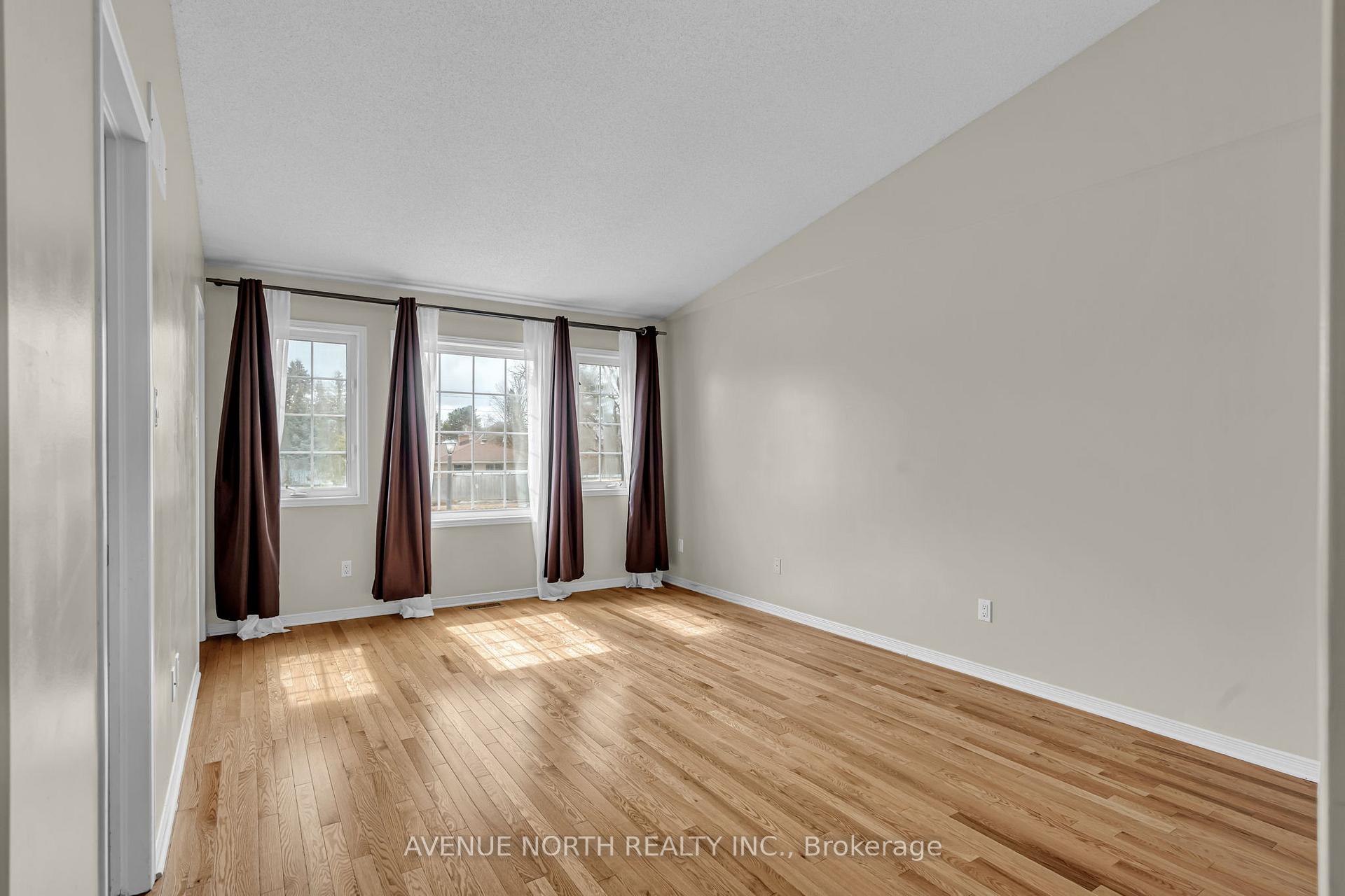 Photo 17 of 352 Freedom Private, Ottawa, Riverview Park — HOMEH