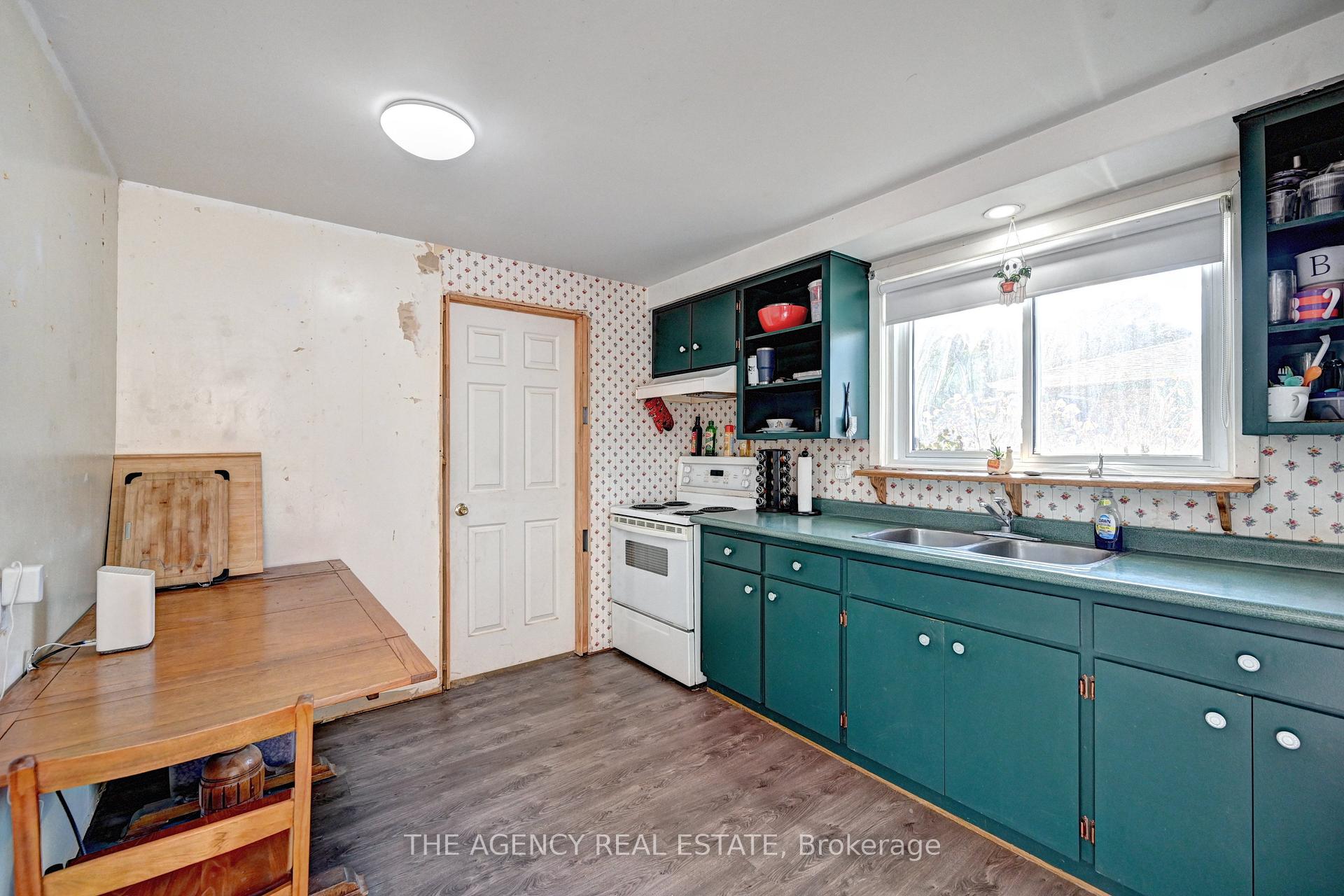 Photo 15 of 396 Dunvegan Drive, Waterloo — HOMEH