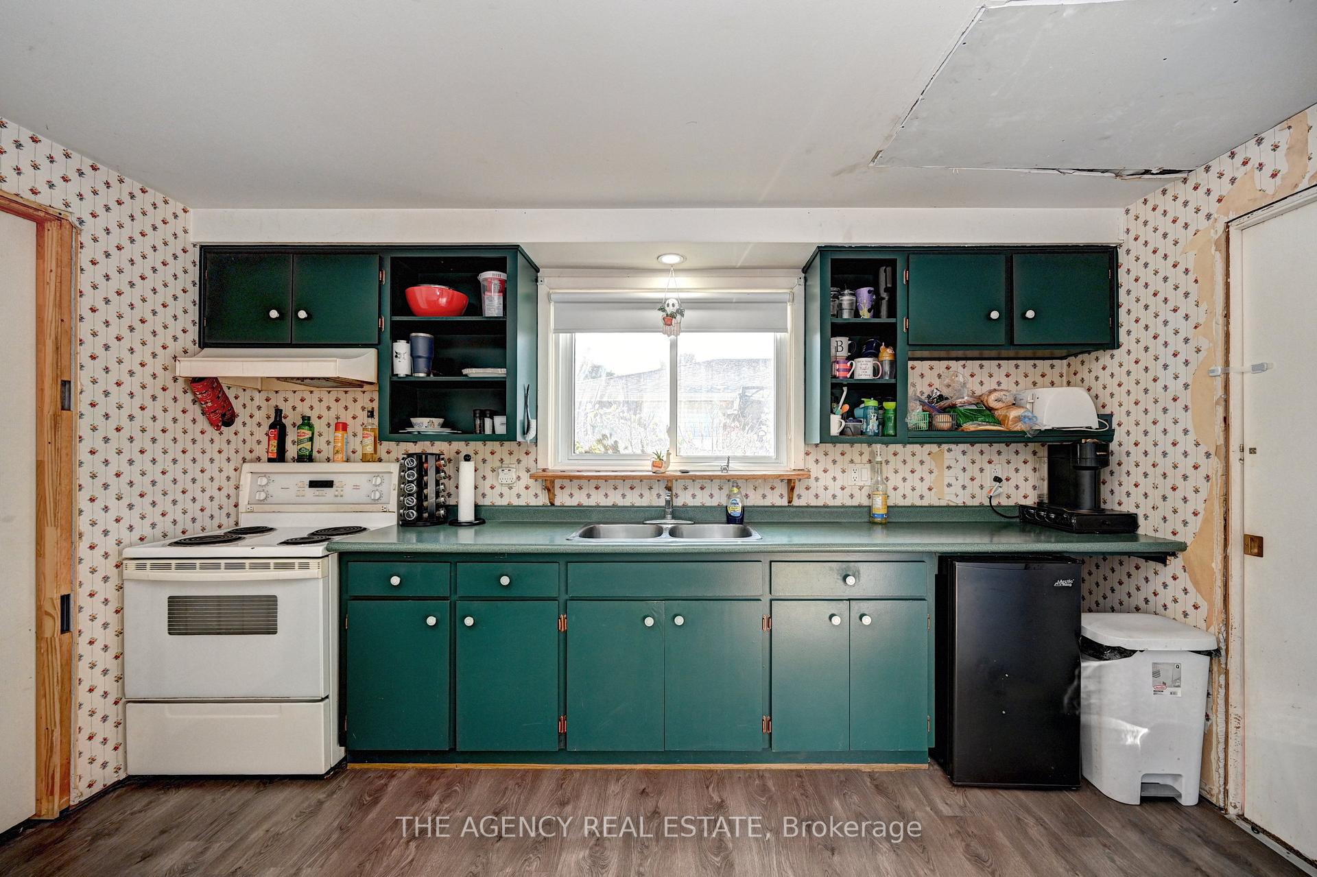 Photo 16 of 396 Dunvegan Drive, Waterloo — HOMEH