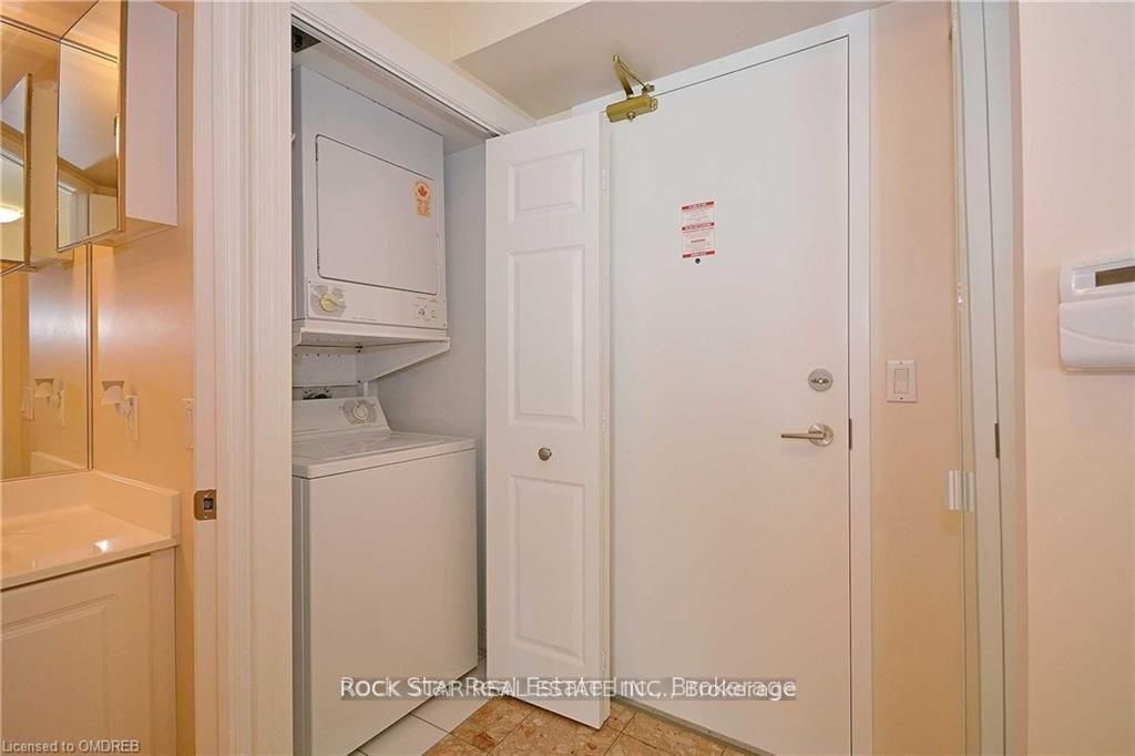 Photo 4 of Unit 425, 109 FRONT St E, Toronto, Moss Park — HOMEH