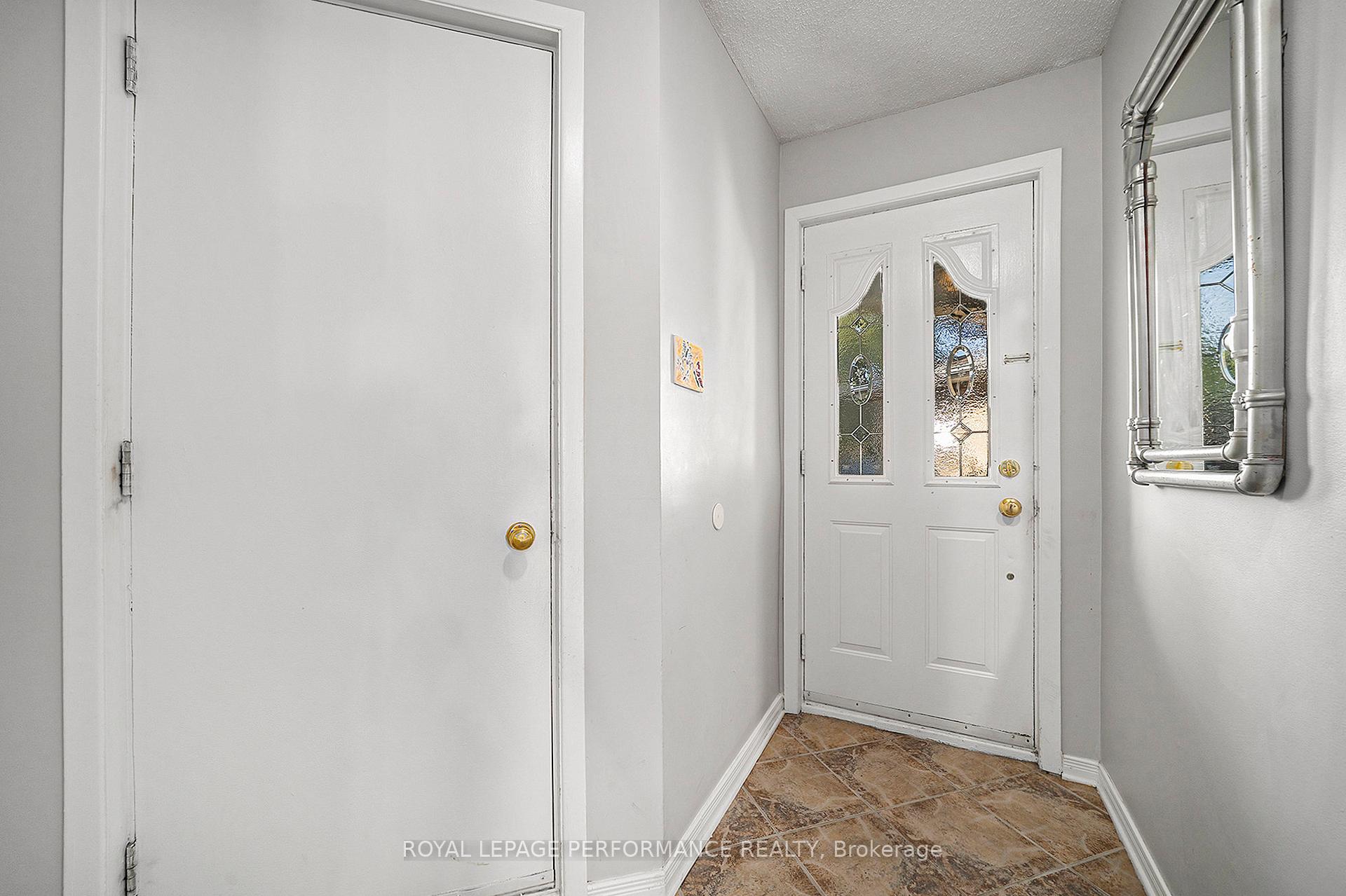 Photo 4 of 29 Hummingbird Crescent, Ottawa, Barrhaven - Cedargrove/Fraserdale — HOMEH