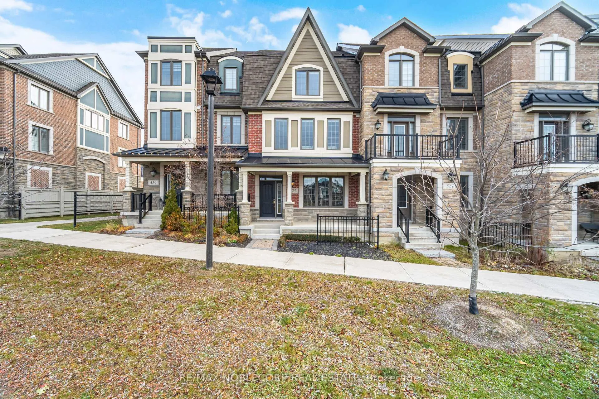 Photo 3 of 325 Kleinburg Summit Way, Vaughan, Kleinburg — HOMEH
