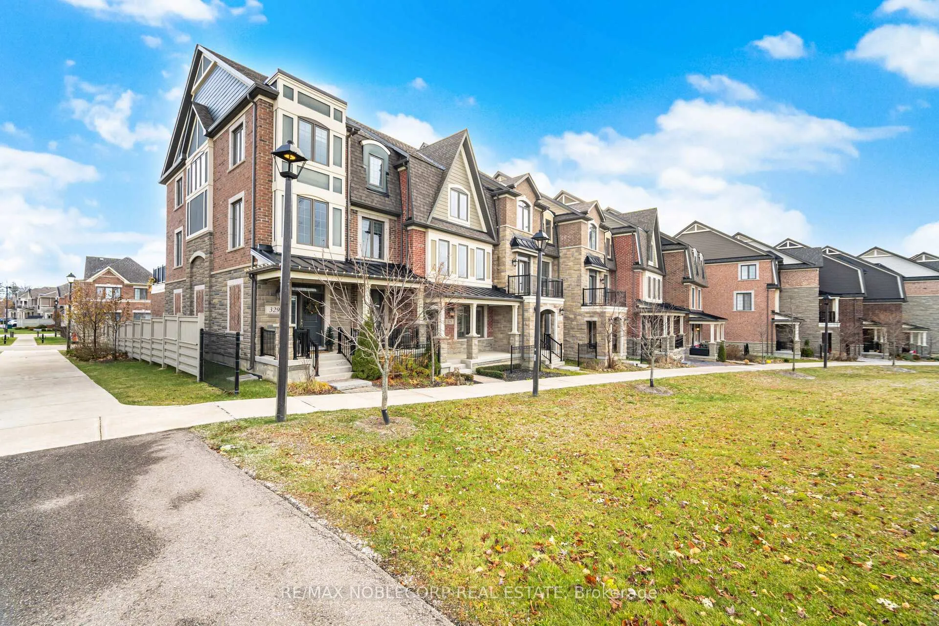 Photo 4 of 325 Kleinburg Summit Way, Vaughan, Kleinburg — HOMEH