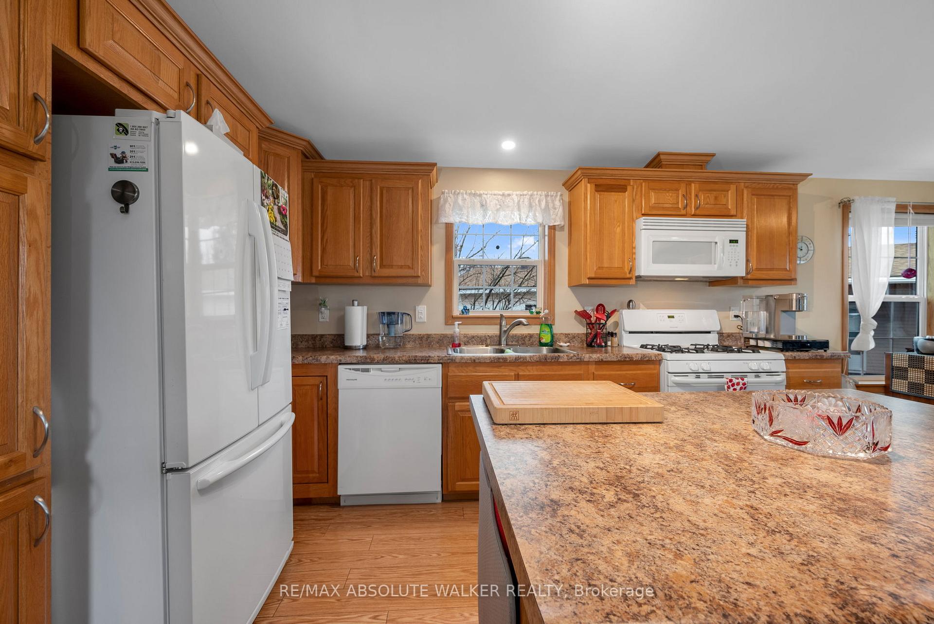 Photo 11 of 17 Tracy Avenue, Ottawa, Bellwood - Industrial Park — HOMEH