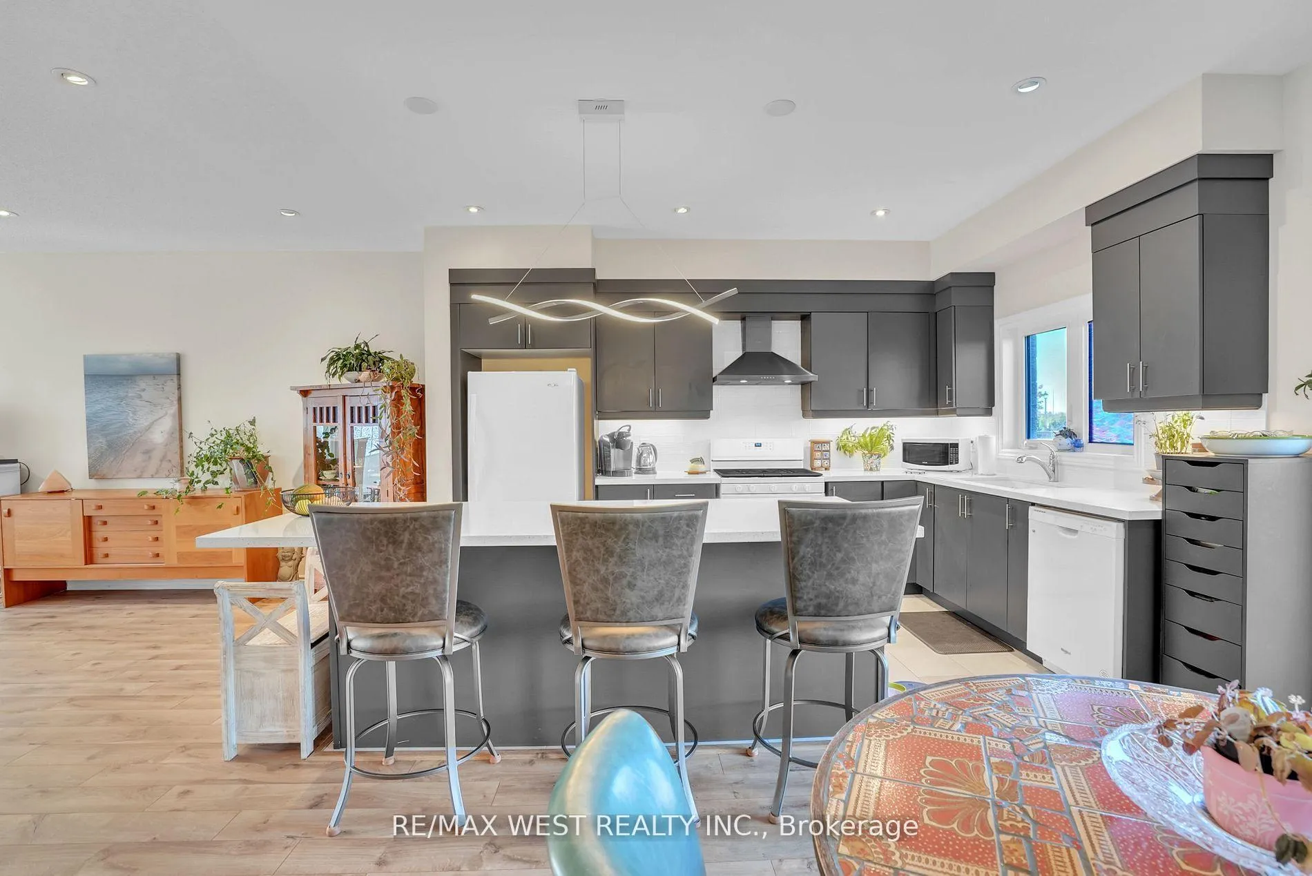 Photo 4 of 22 Bianca Crescent, Wasaga Beach — HOMEH
