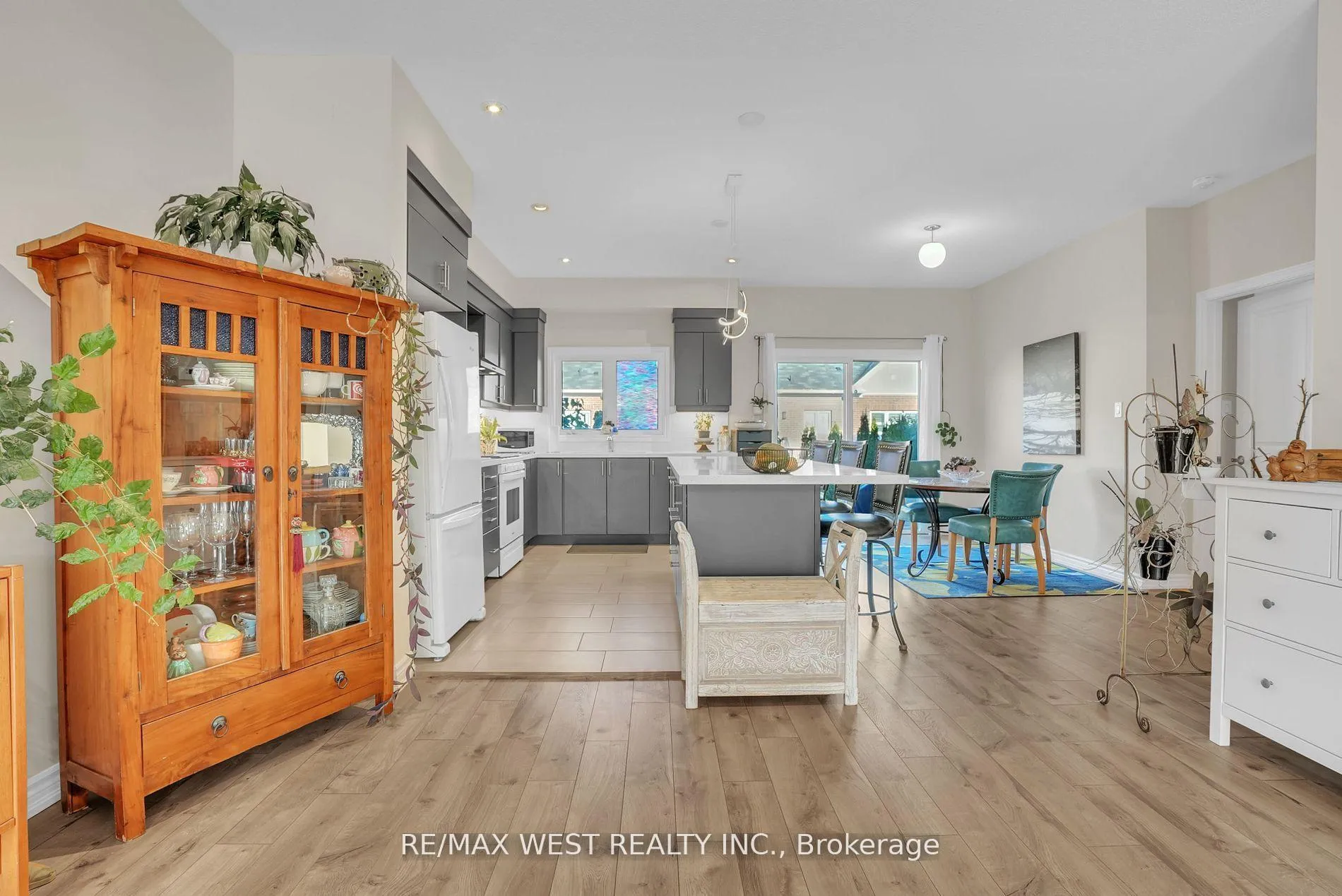 Photo 5 of 22 Bianca Crescent, Wasaga Beach — HOMEH