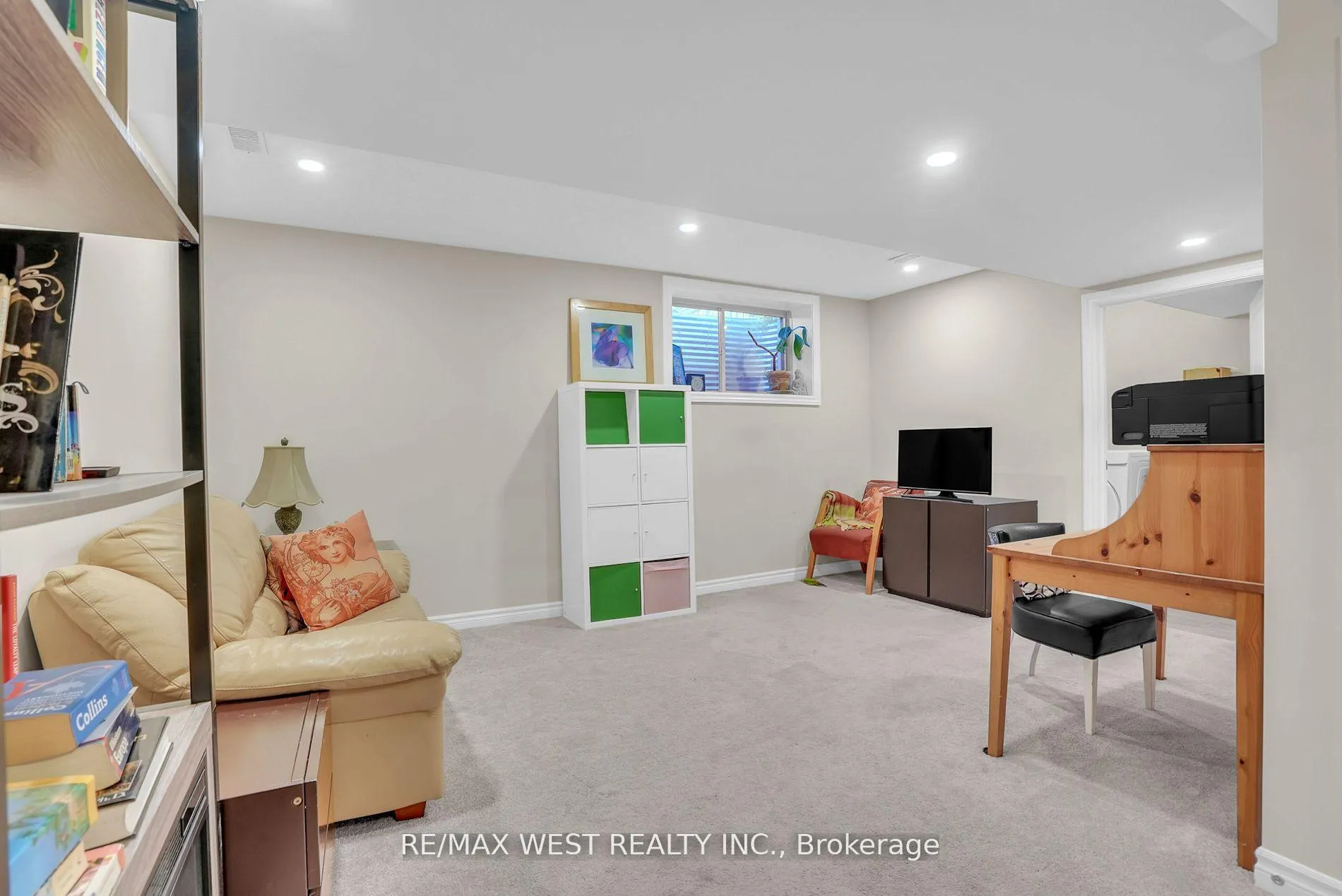 Photo 10 of 22 Bianca Crescent, Wasaga Beach — HOMEH