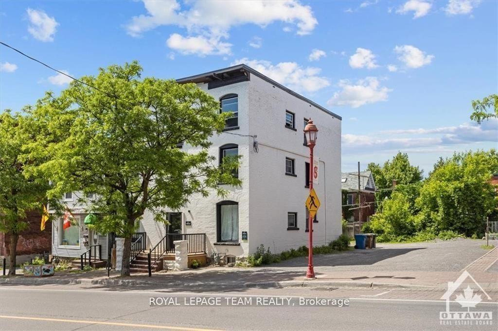 Front of Unit 6, 883 Somerset Street W