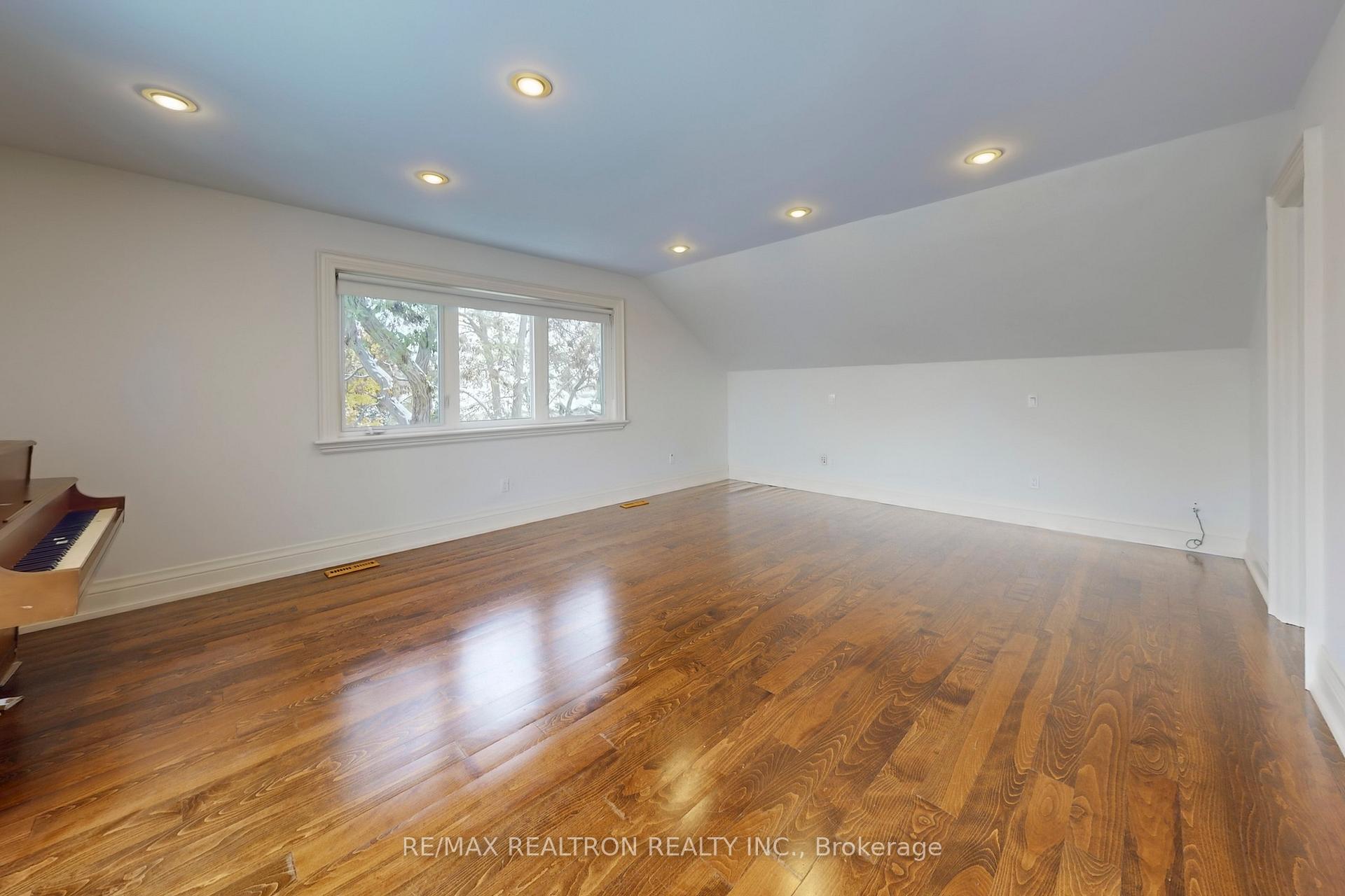 Photo 40 of 486 Spring Gate Boulevard, Vaughan, Crestwood-Springfarm-Yorkhill — HOMEH