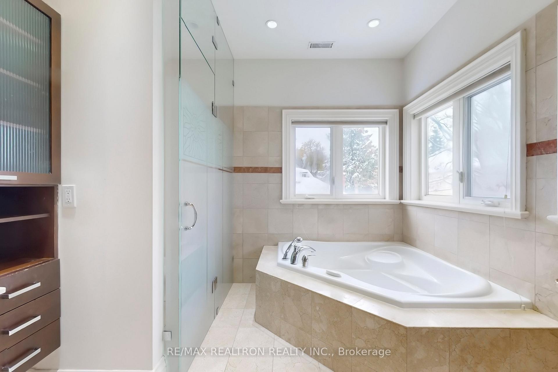 Photo 44 of 486 Spring Gate Boulevard, Vaughan, Crestwood-Springfarm-Yorkhill — HOMEH