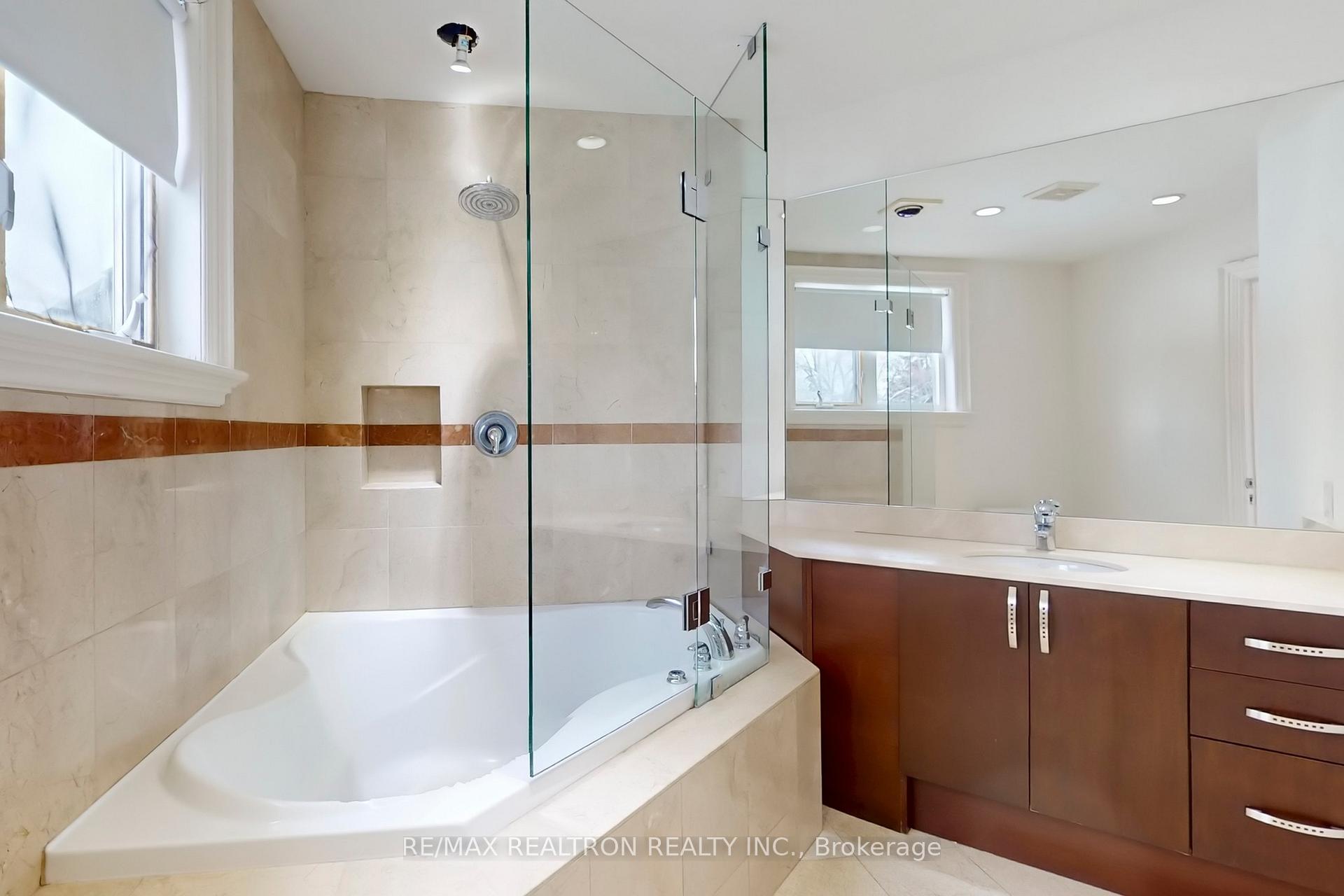 Photo 45 of 486 Spring Gate Boulevard, Vaughan, Crestwood-Springfarm-Yorkhill — HOMEH