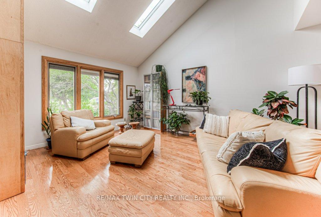 Photo 10 of 482 Appledale Crescent, Waterloo — HOMEH