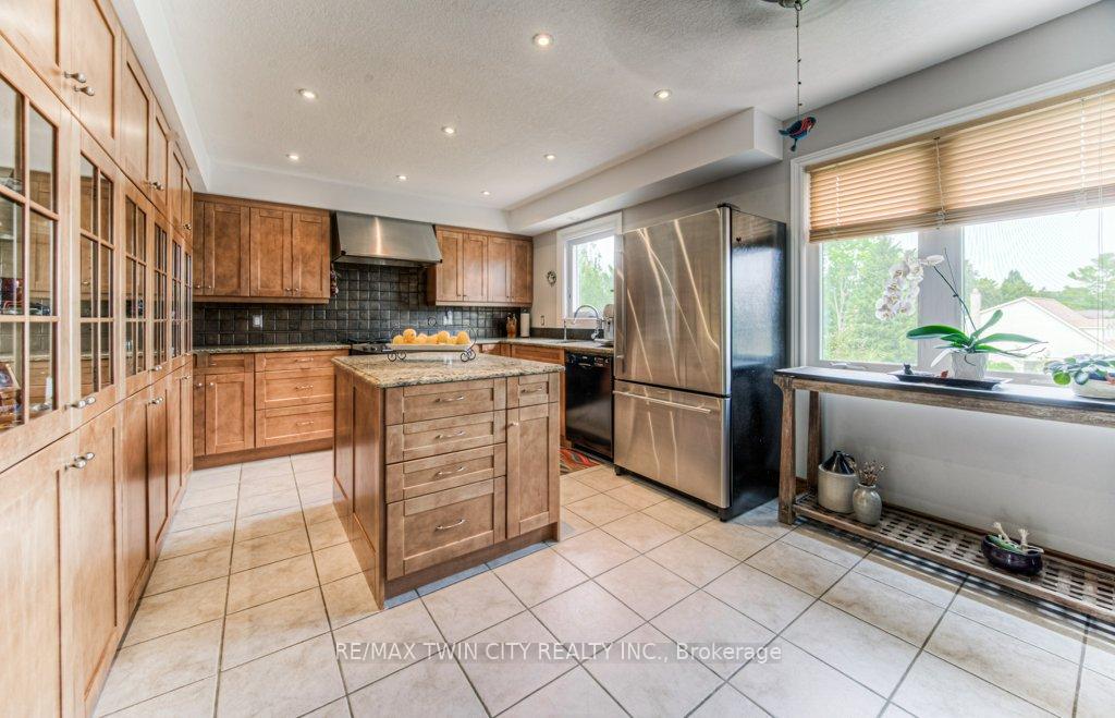 Photo 11 of 482 Appledale Crescent, Waterloo — HOMEH