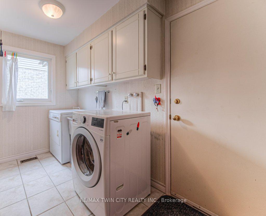 Photo 23 of 482 Appledale Crescent, Waterloo — HOMEH