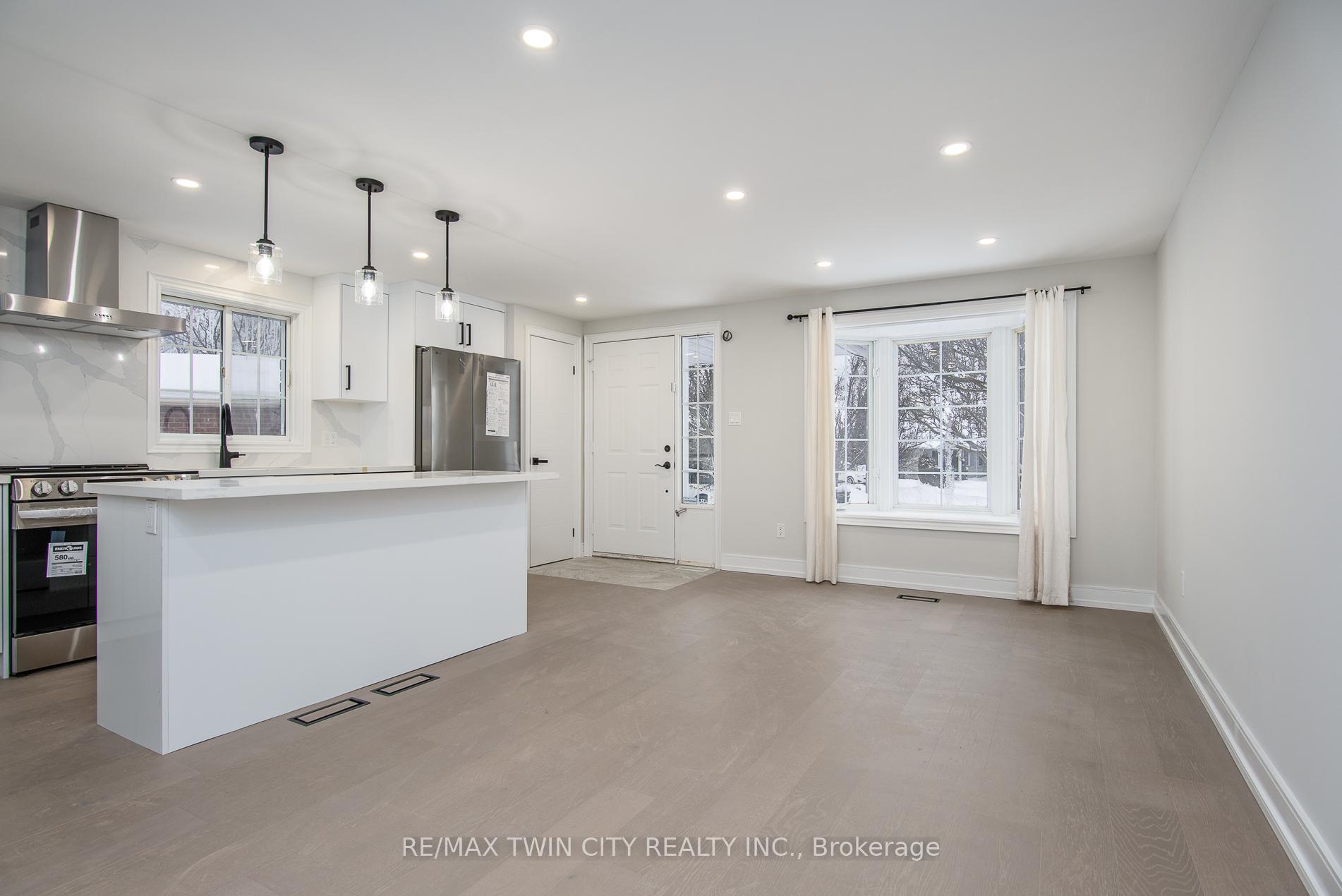 Photo 5 of 629B Settlersfield Court, Waterloo, Westvale — HOMEH