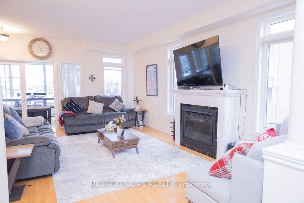 Photo 2 of 169 Zokol Drive, Aurora, Bayview Northeast — HOMEH
