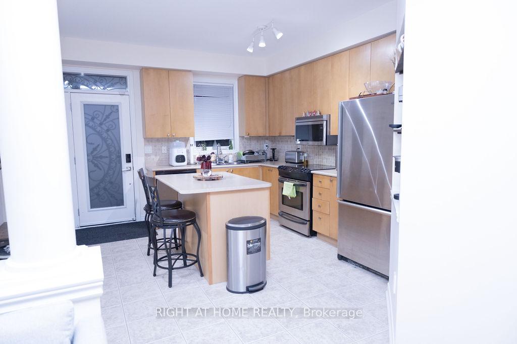 Photo 9 of 169 Zokol Drive, Aurora, Bayview Northeast — HOMEH