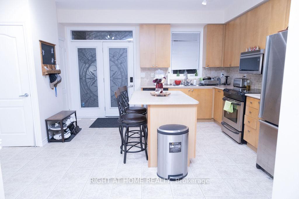 Photo 3 of 169 Zokol Drive, Aurora, Bayview Northeast — HOMEH