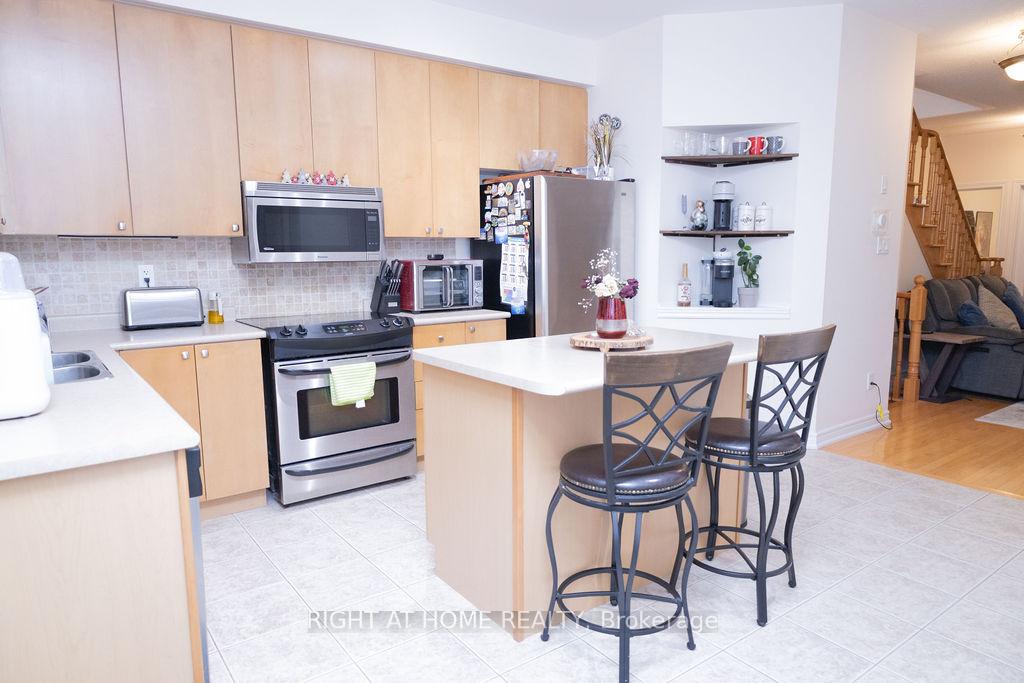 Photo 5 of 169 Zokol Drive, Aurora, Bayview Northeast — HOMEH