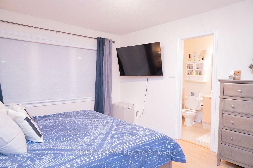 Photo 13 of 169 Zokol Drive, Aurora, Bayview Northeast — HOMEH