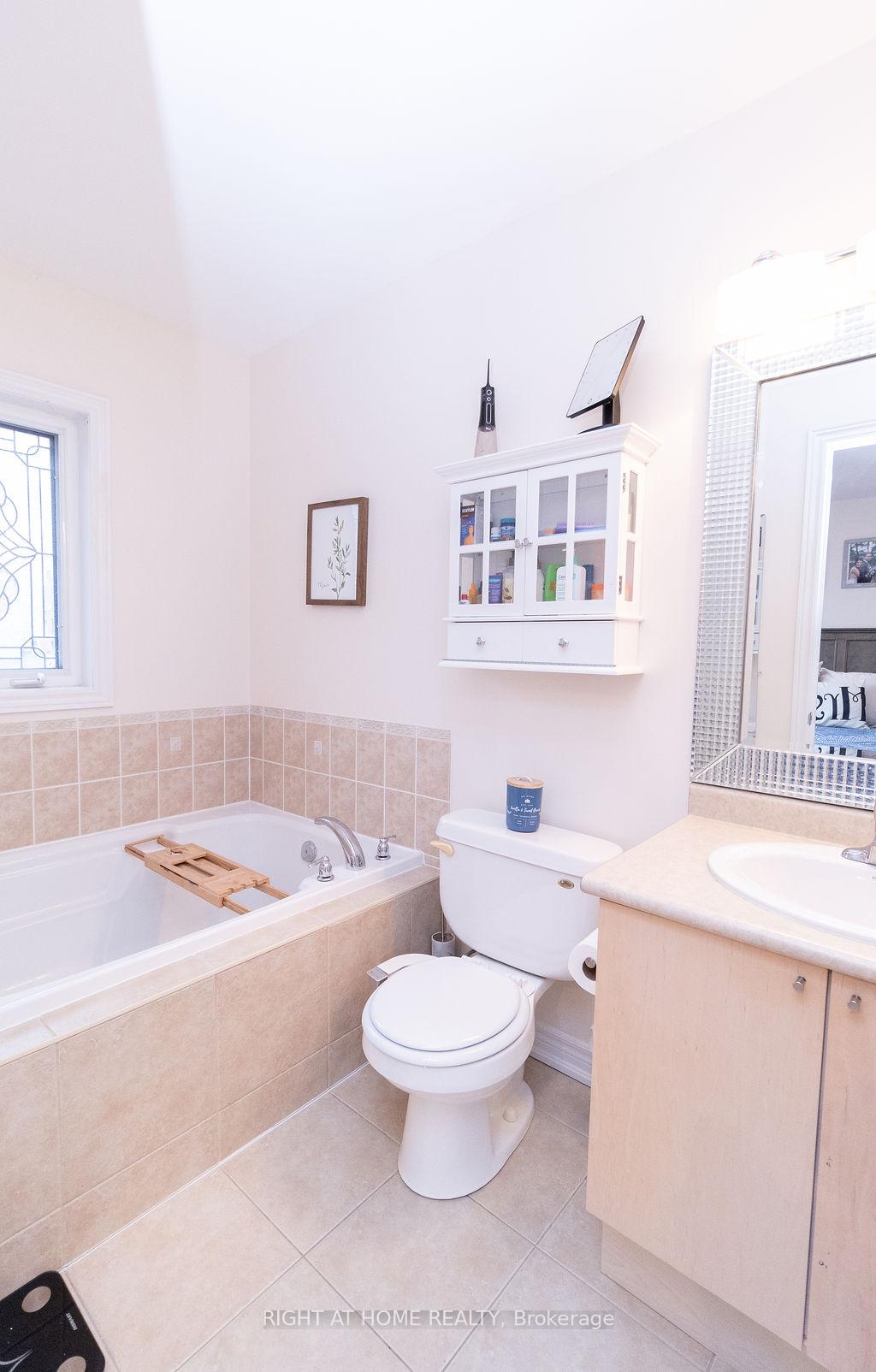 Photo 26 of 169 Zokol Drive, Aurora, Bayview Northeast — HOMEH