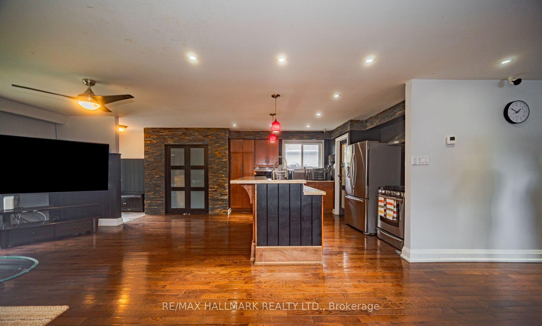 Photo 8 of 4 Devins Drive, Aurora, Aurora Heights — HOMEH