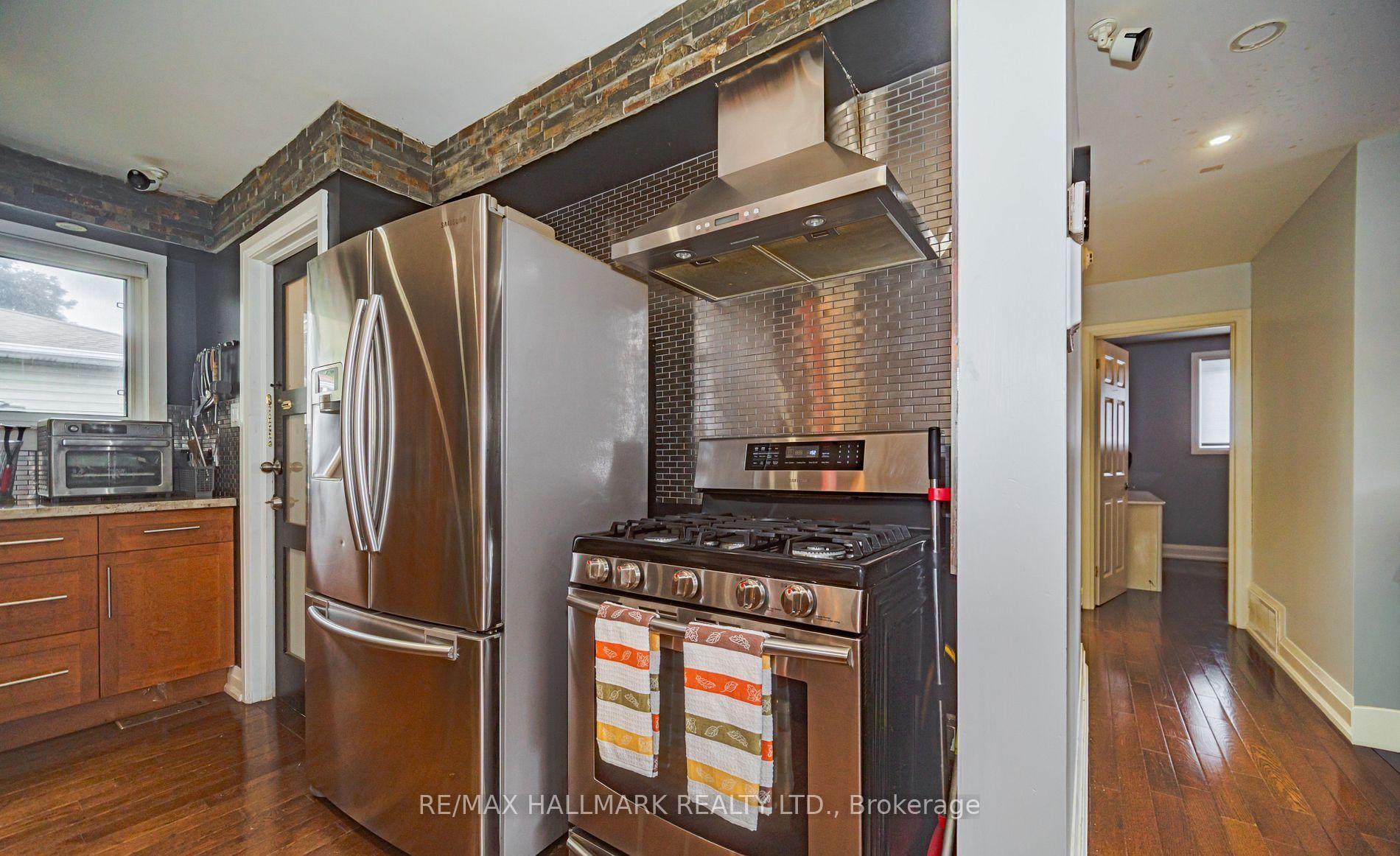 Photo 12 of 4 Devins Drive, Aurora, Aurora Heights — HOMEH