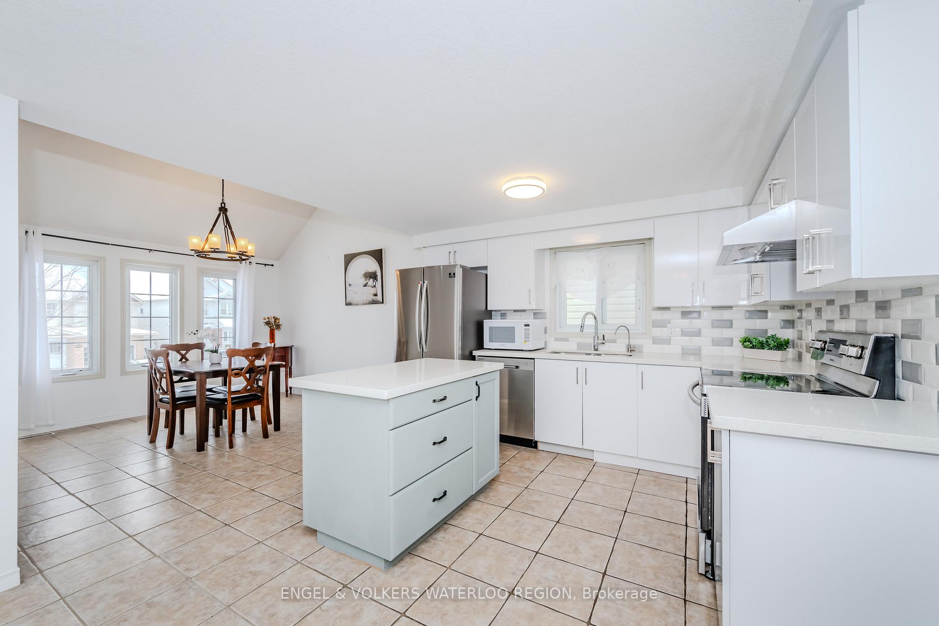 Photo 9 of 405 White Birch Avenue, Waterloo, Columbia Forest — HOMEH