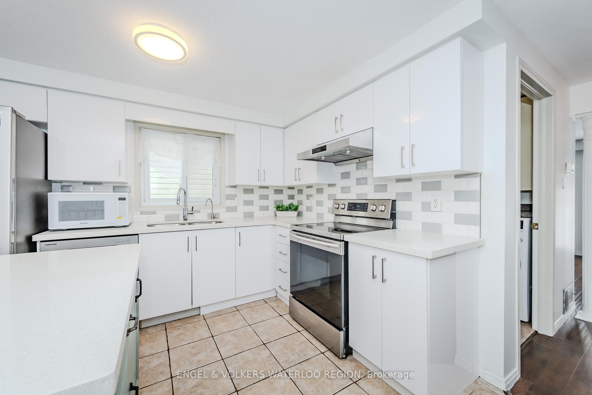Photo 10 of 405 White Birch Avenue, Waterloo, Columbia Forest — HOMEH