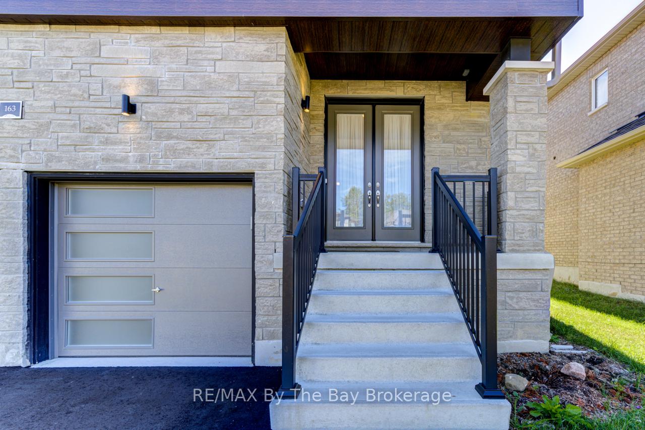 Photo 3 of 163 Rosanne Circle, Wasaga Beach — HOMEH