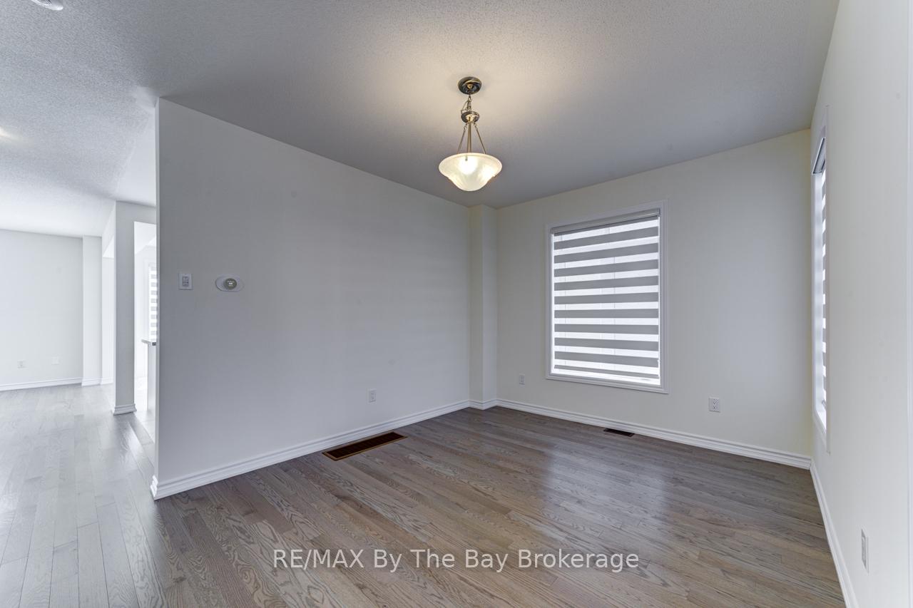 Photo 7 of 163 Rosanne Circle, Wasaga Beach — HOMEH