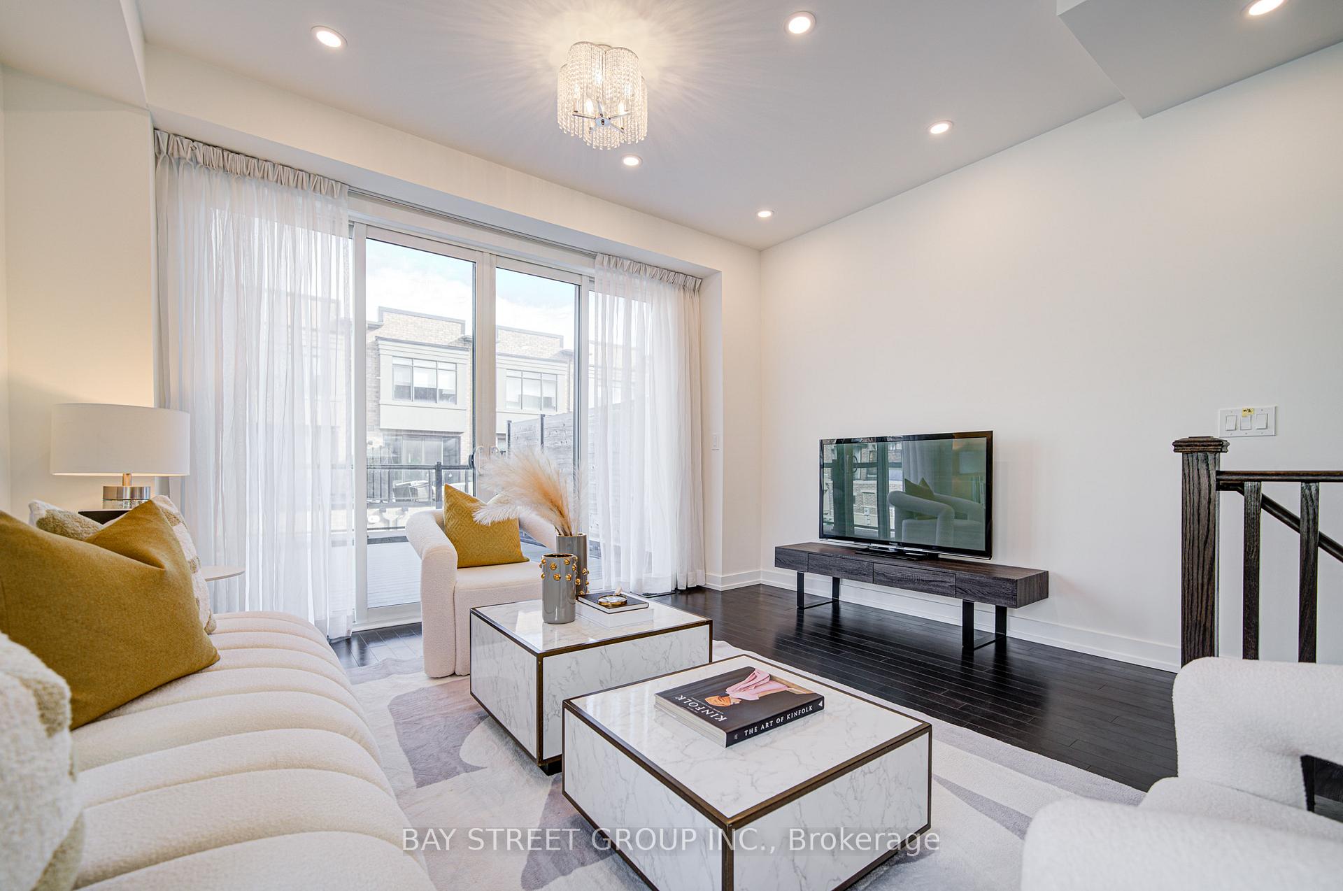 Photo 3 of 187 Salterton Circle, Vaughan, Maple — HOMEH
