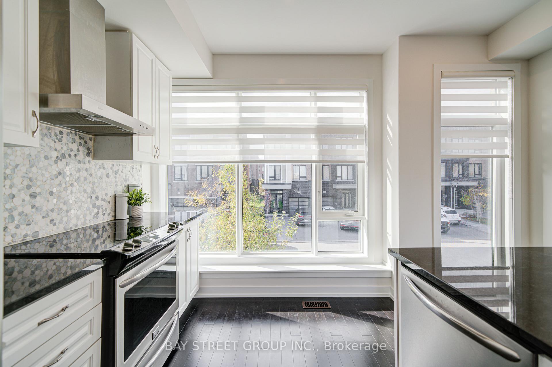 Photo 9 of 187 Salterton Circle, Vaughan, Maple — HOMEH