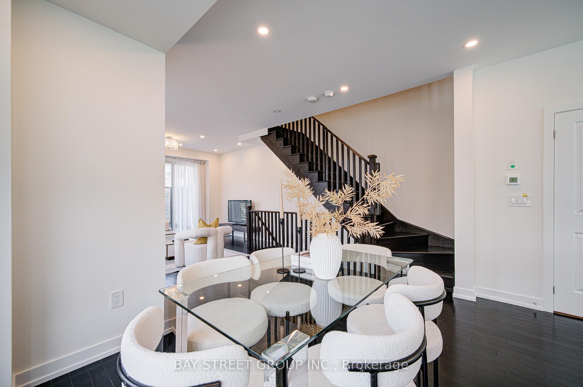 Photo 12 of 187 Salterton Circle, Vaughan, Maple — HOMEH