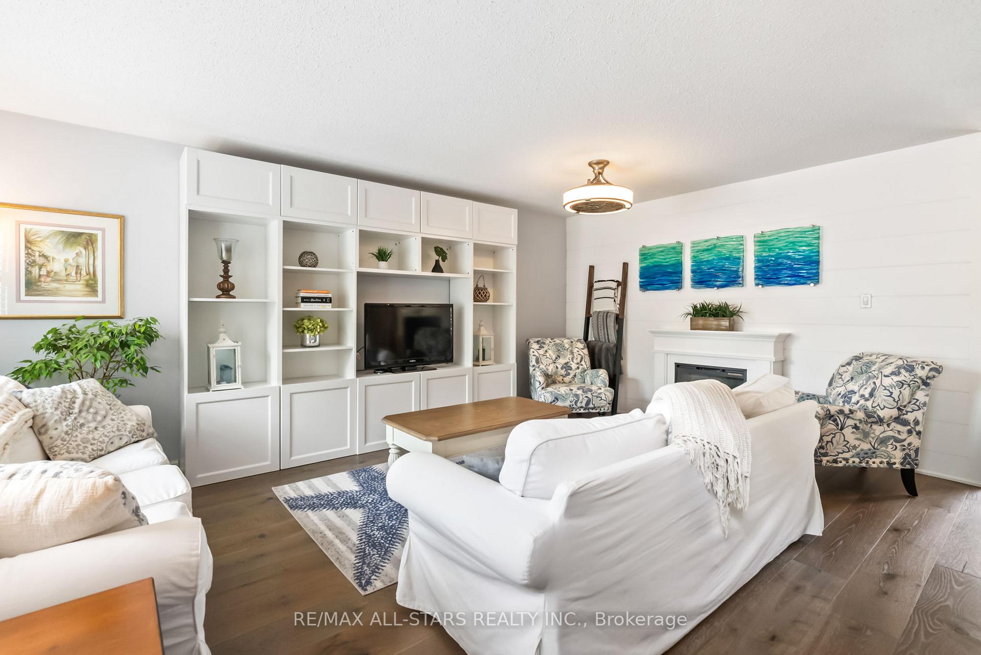 Photo 3 of 32 Meadows End Crescent, Uxbridge — HOMEH