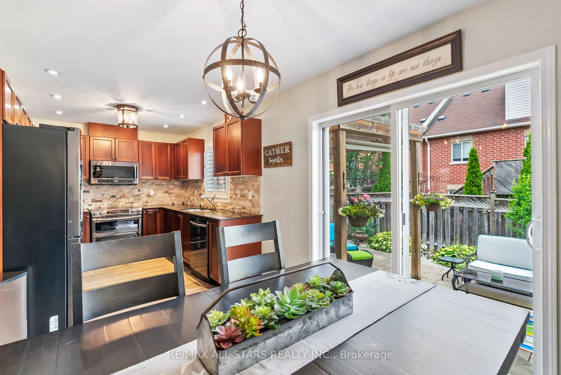 Photo 9 of 32 Meadows End Crescent, Uxbridge — HOMEH