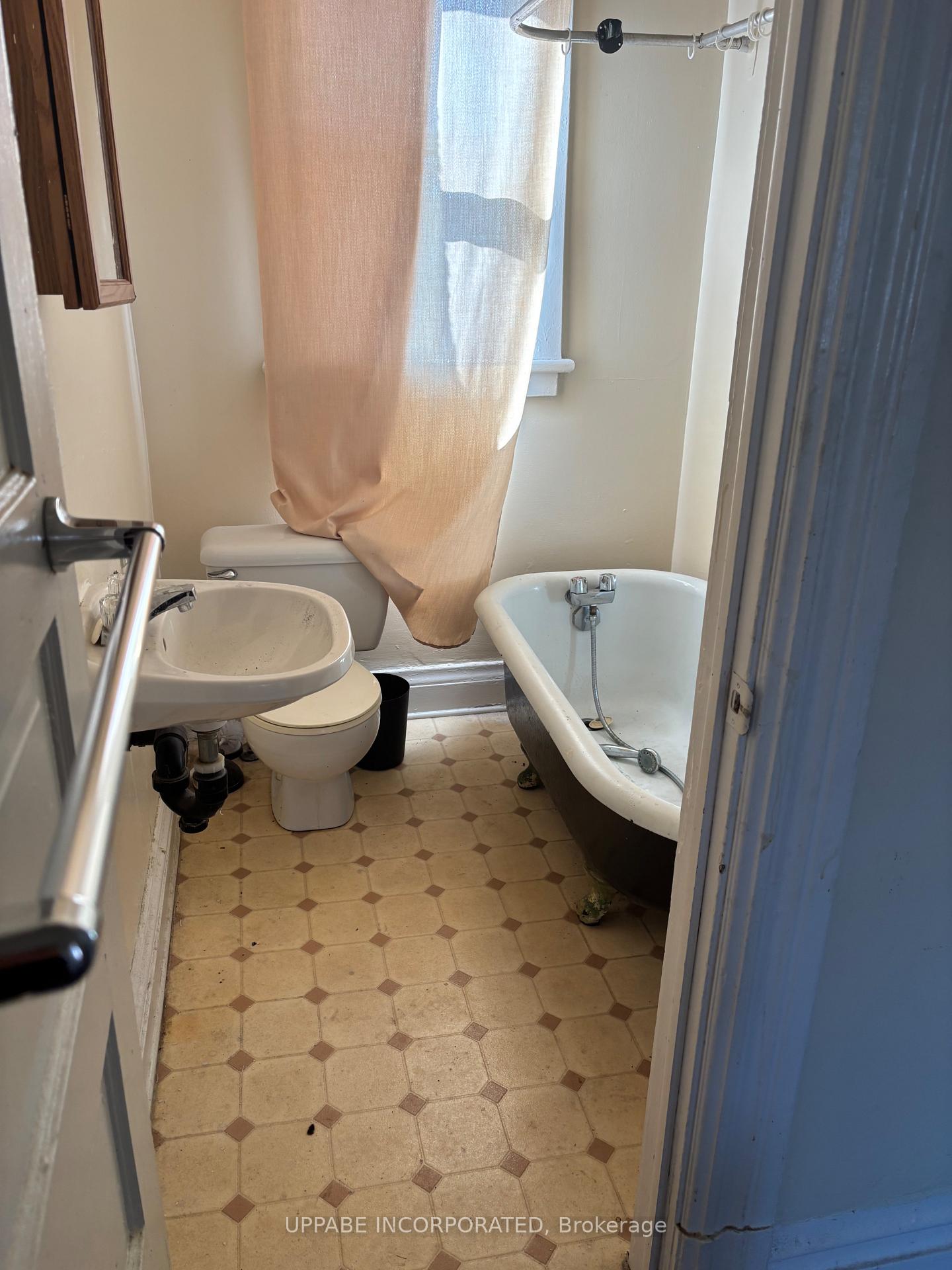 Photo 32 of 228-230 Carruthers Avenue, Ottawa, Hintonburg — HOMEH