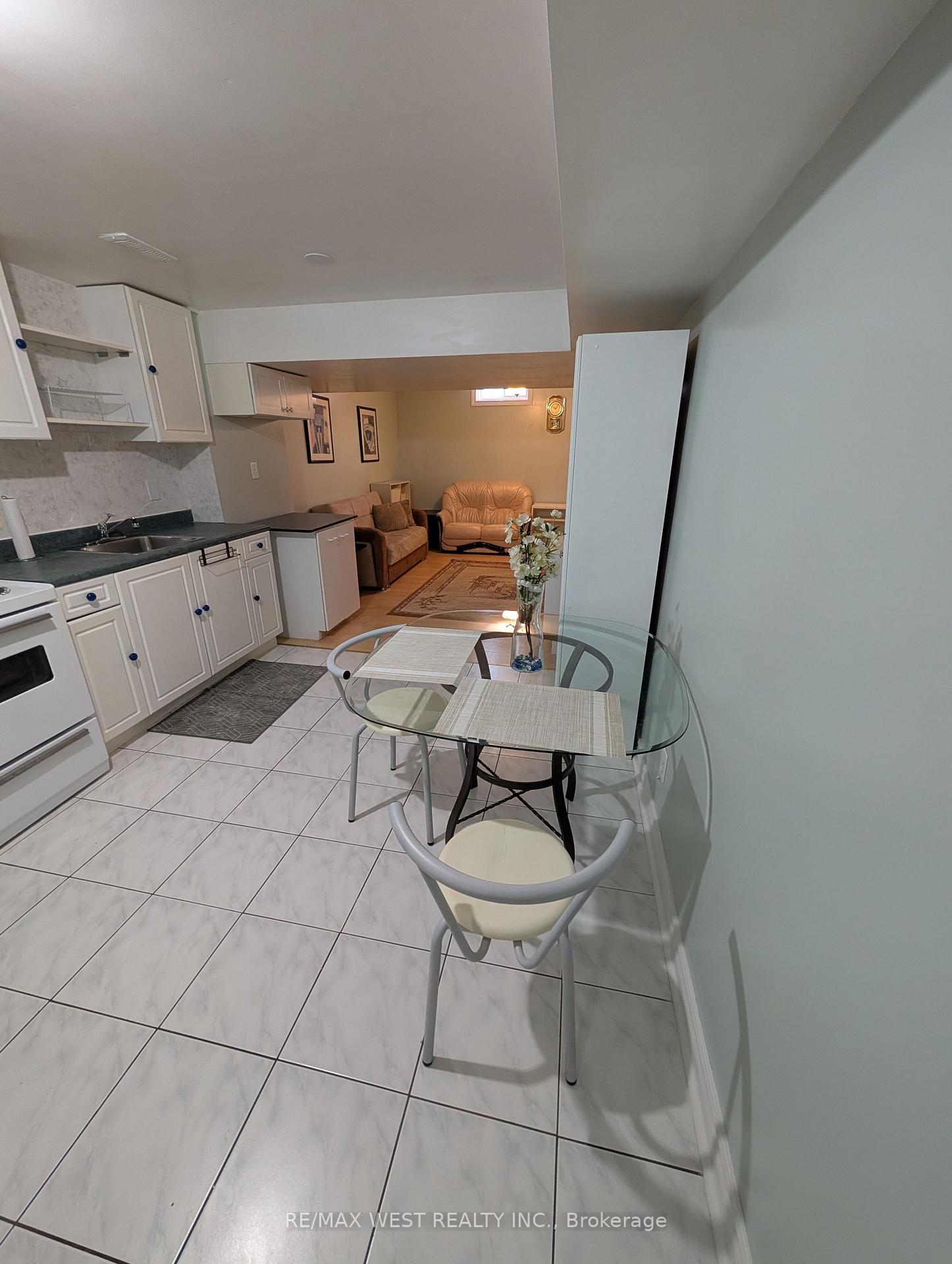 Photo 2 of 14 Thornway Avenue, Vaughan, Brownridge — HOMEH