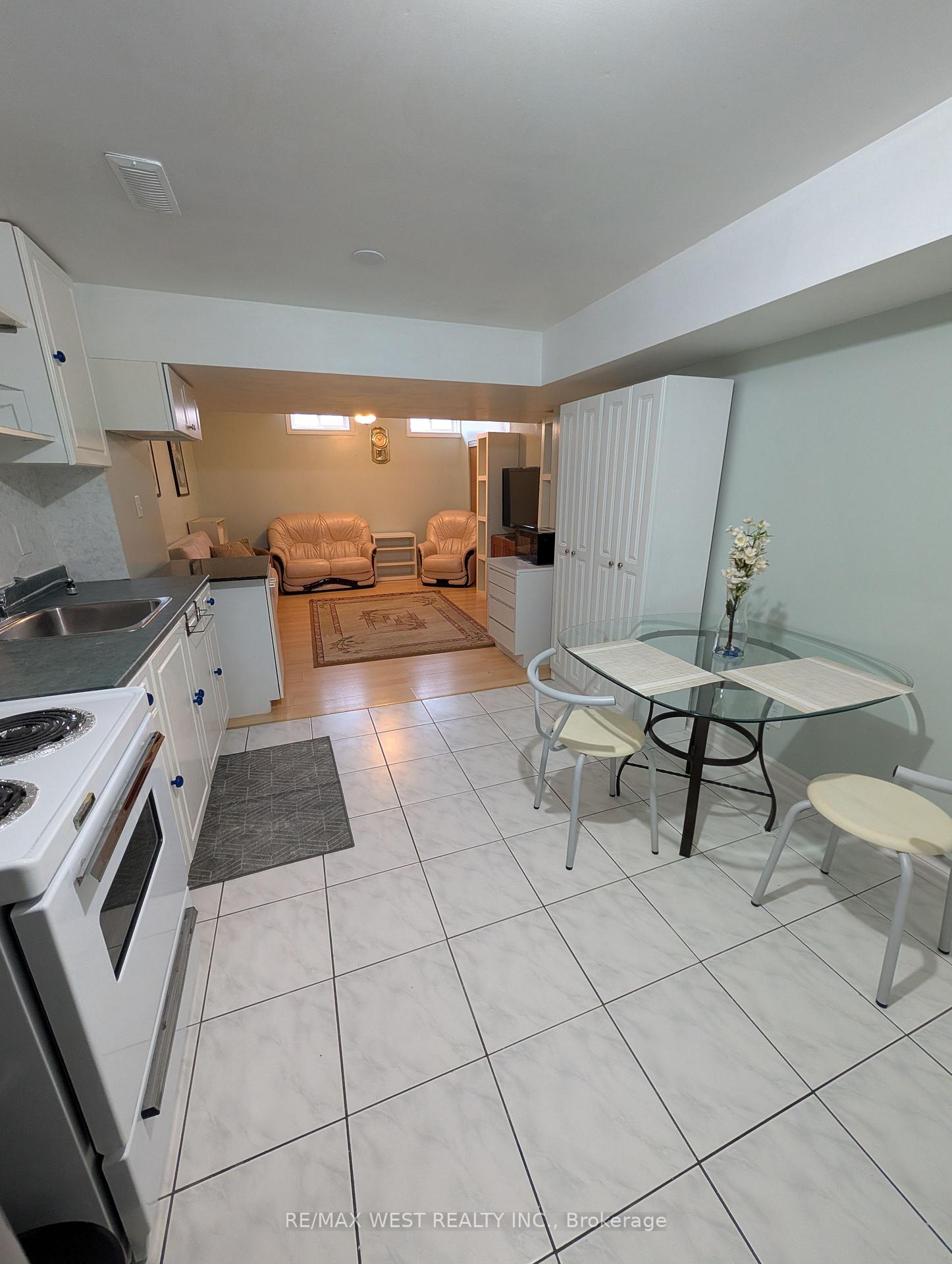 Photo 3 of 14 Thornway Avenue, Vaughan, Brownridge — HOMEH