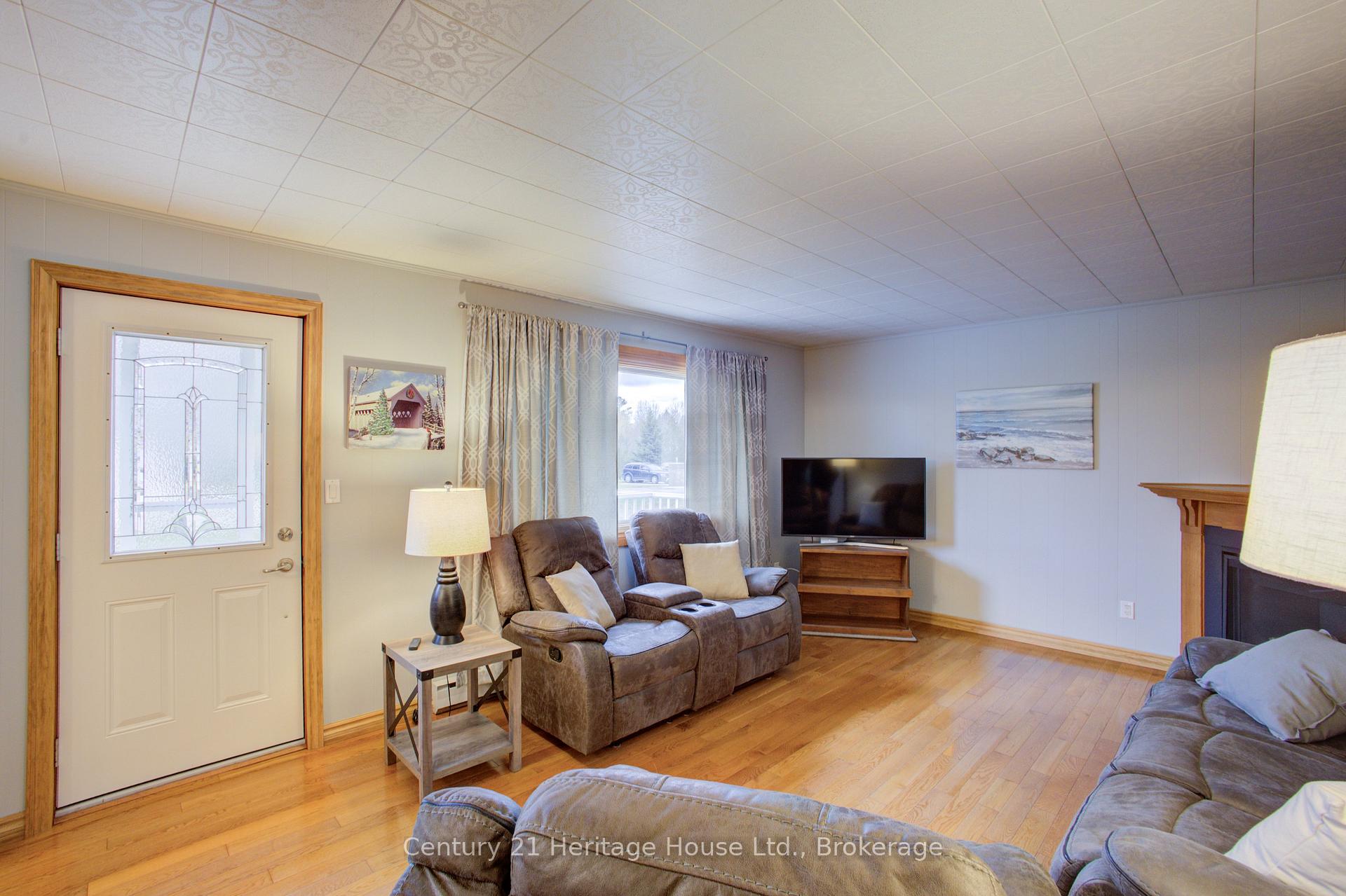 Photo 9 of 175 Cross Street S, West Grey — HOMEH