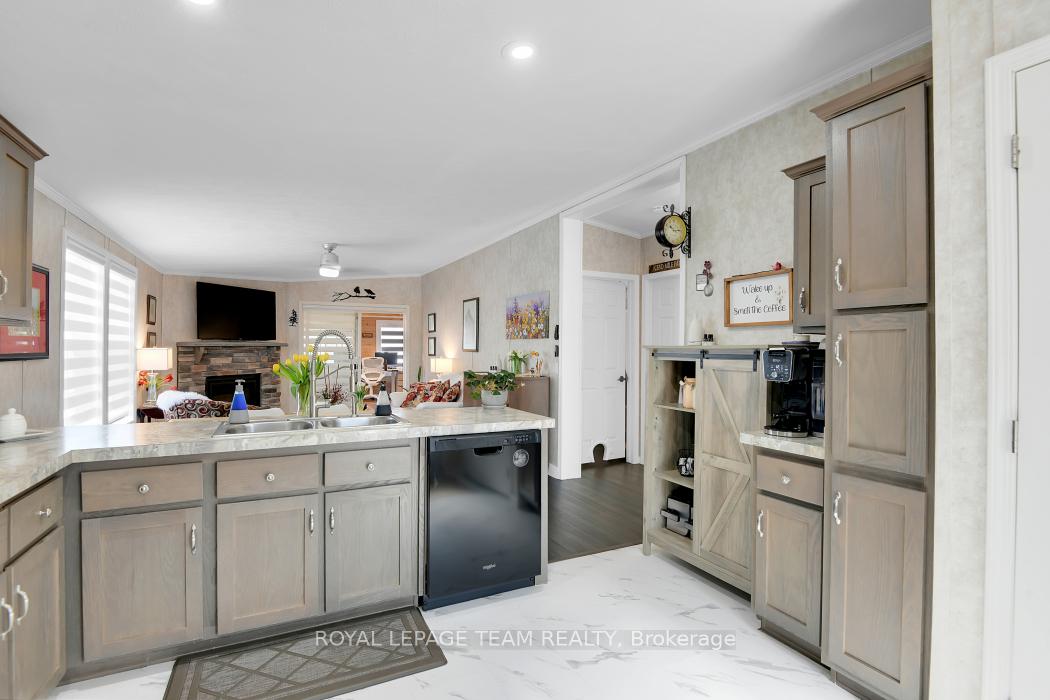 Photo 4 of 44 Ash Street, Ottawa, Bellwood - Industrial Park — HOMEH