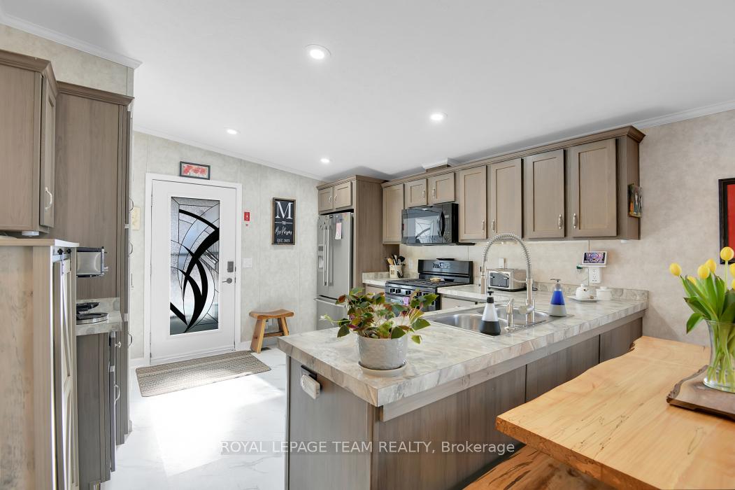 Photo 10 of 44 Ash Street, Ottawa, Bellwood - Industrial Park — HOMEH