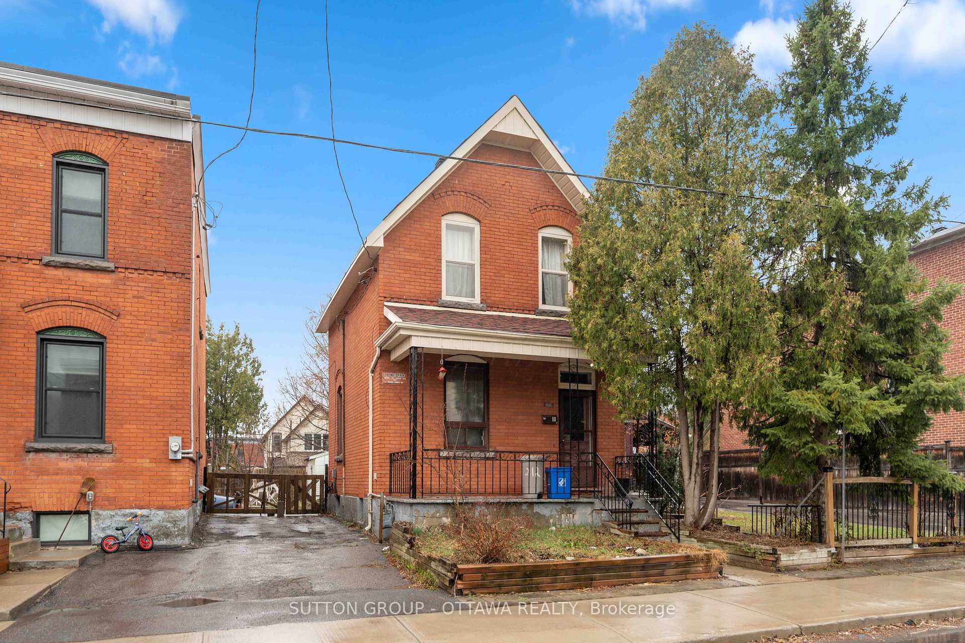 Front of 212 Cambridge Street N