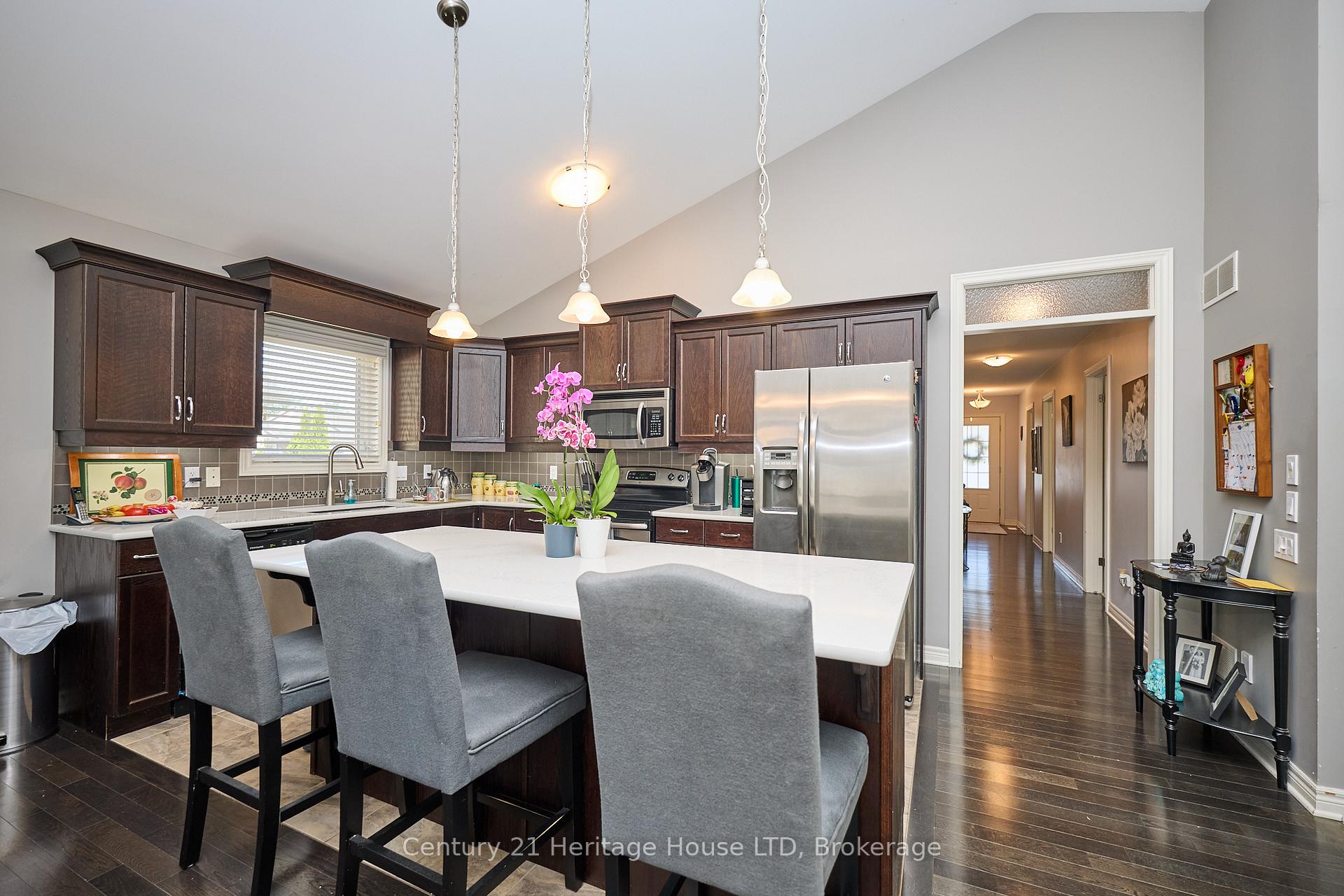 Photo 10 of 450 Classic Avenue, Welland, Lincoln/Crowland — HOMEH