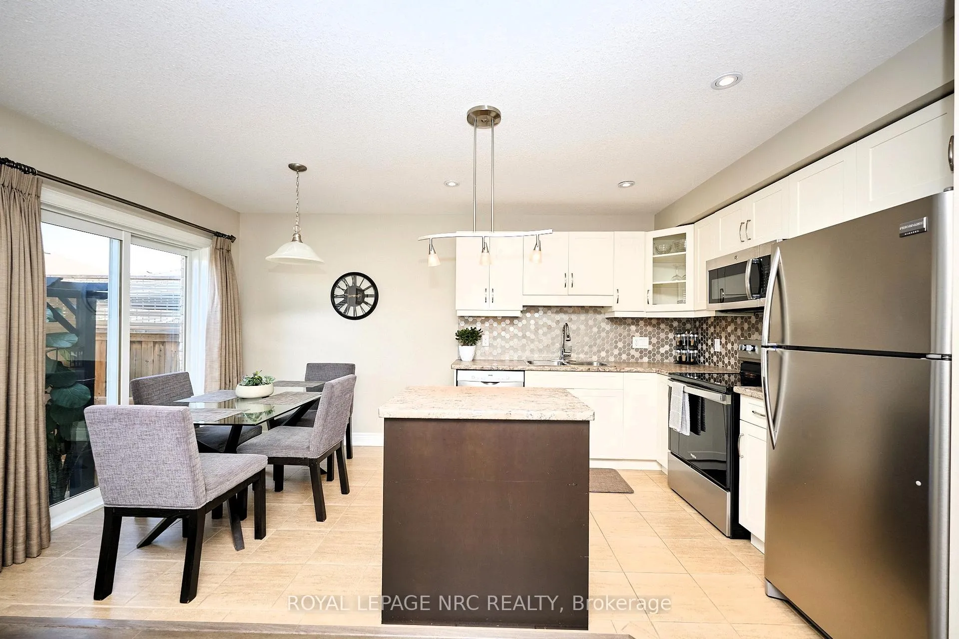 Photo 15 of 118 Roselawn Crescent, Welland, Coyle Creek — HOMEH