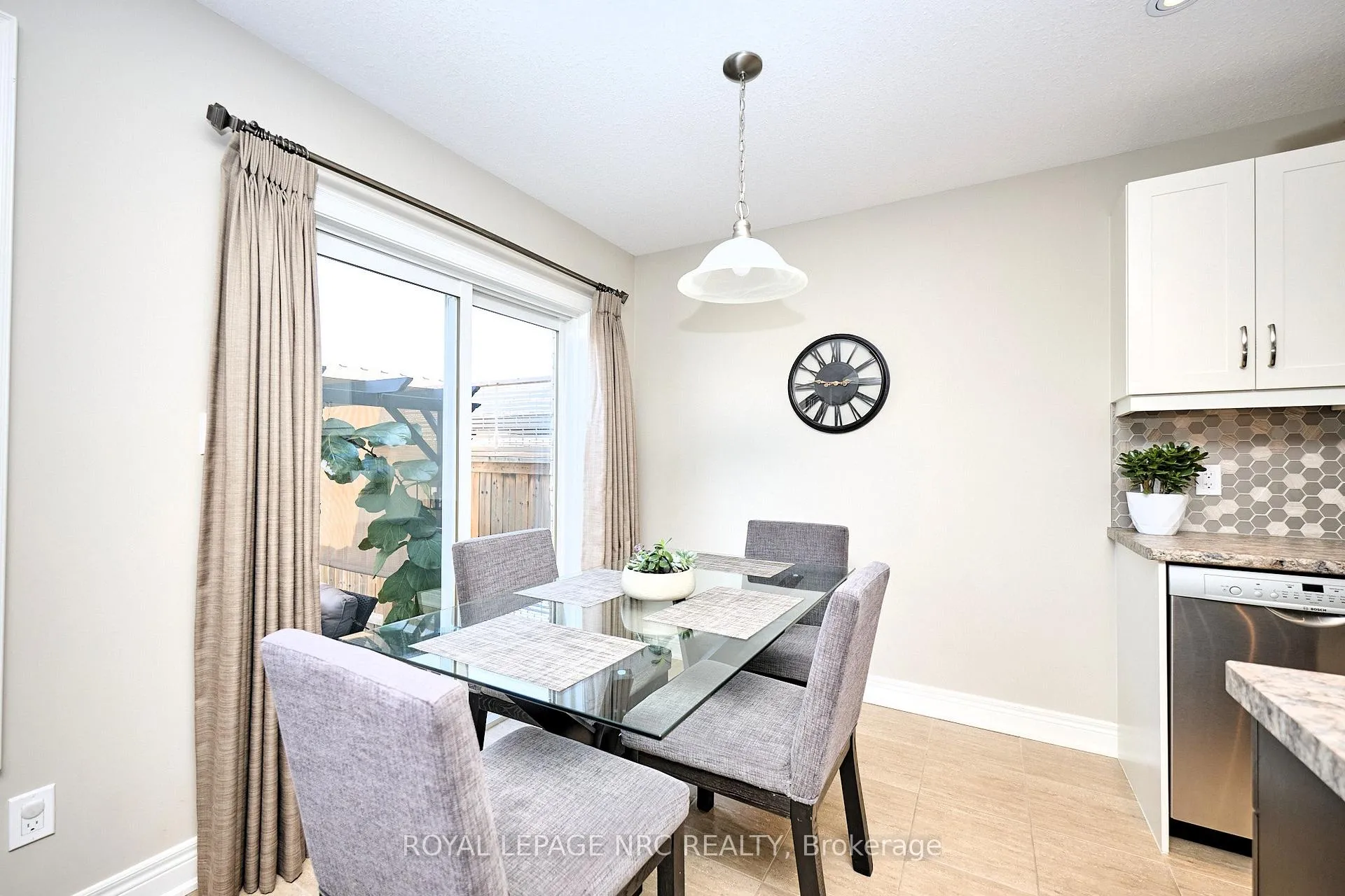 Photo 16 of 118 Roselawn Crescent, Welland, Coyle Creek — HOMEH