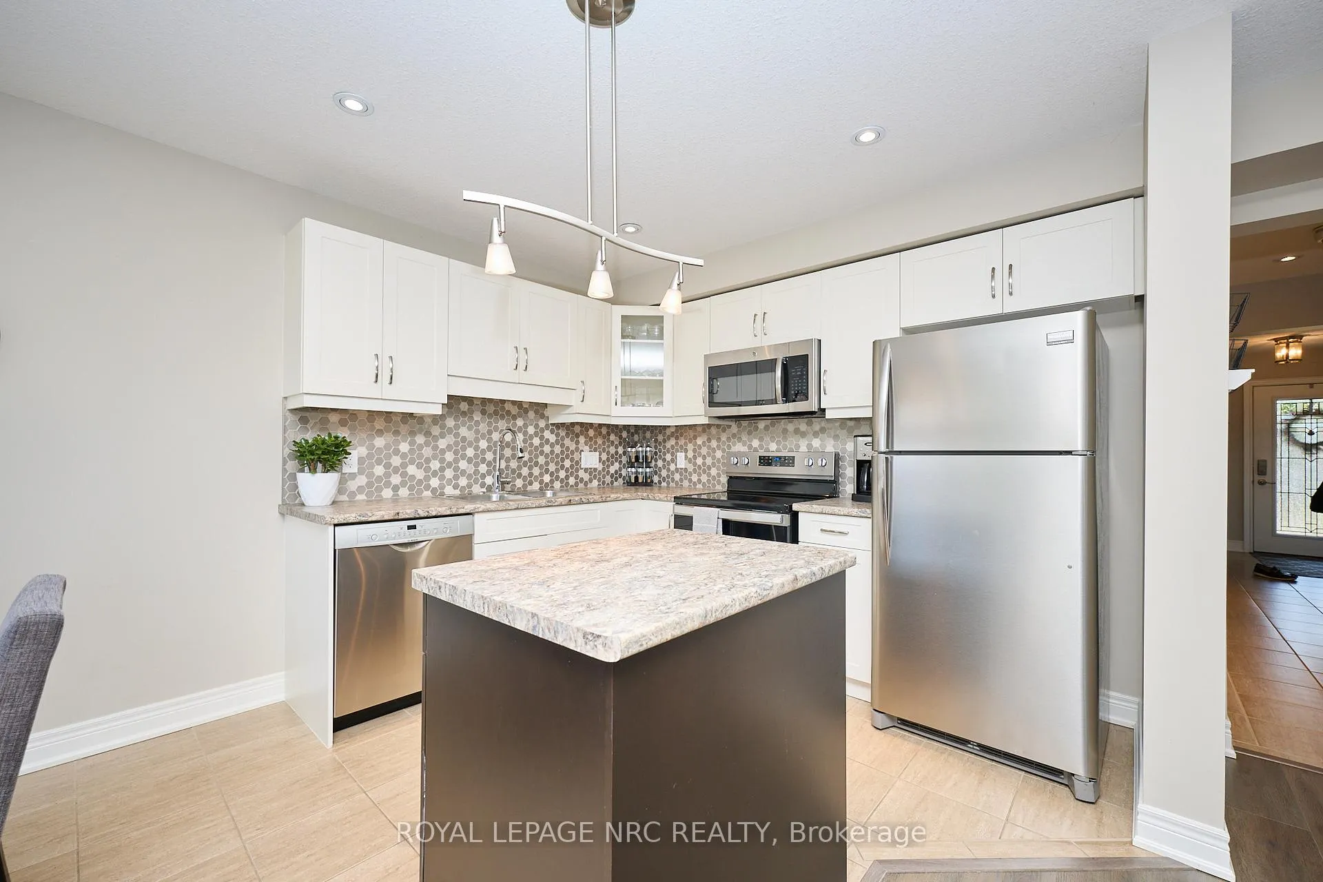 Photo 17 of 118 Roselawn Crescent, Welland, Coyle Creek — HOMEH